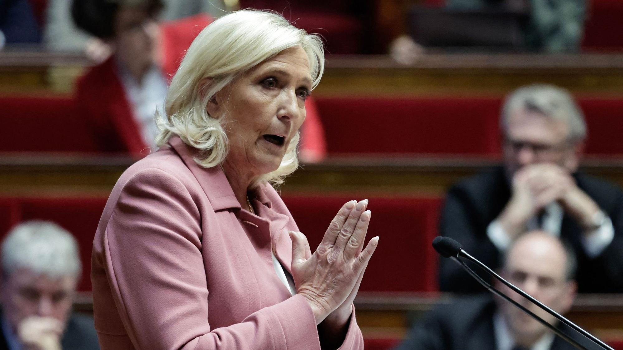 In ihrer Haltung zu Kreml-Chef Wladimir Putin sowie zum neuen US-Präsidenten Donald Trump versucht sie einen Balanceakt: Marine Le Pen, Fraktionschefin des rechtsextremen Rassemblement National.