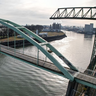 Die sanierte Brücke am Niehler Hafen.
