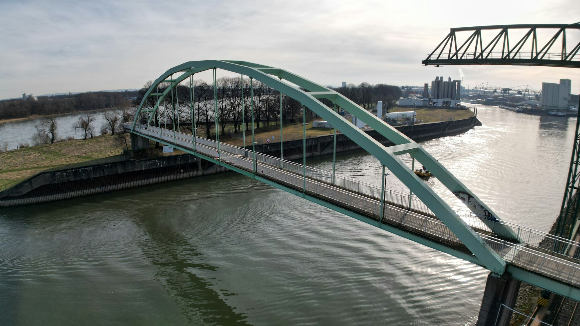 Die sanierte Brücke am Niehler Hafen.