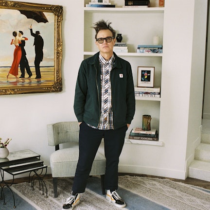 Das undatierte von Sotheby's herausgegebene Handout-Foto von Blink-182-Star Mark Hoppus mit seinem Gemälde Crude Oil (Vettriano) von Banksy, das versteigert wurde.