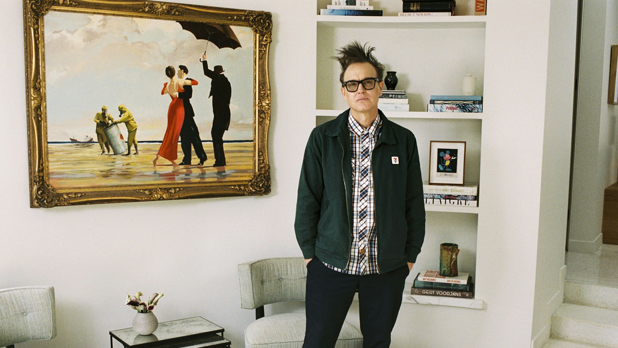 Das undatierte von Sotheby's herausgegebene Handout-Foto von Blink-182-Star Mark Hoppus mit seinem Gemälde Crude Oil (Vettriano) von Banksy, das versteigert wurde.