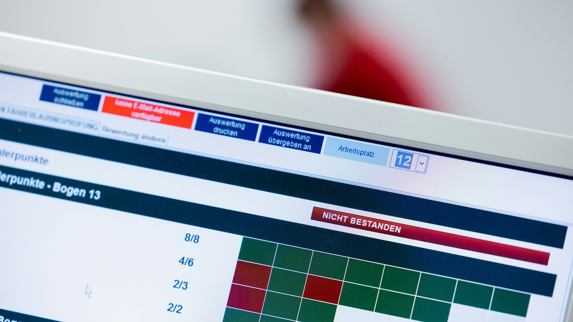 „Nicht bestanden“ steht auf dem Monitor eines Prüfers, der theoretische Führerscheinprüungen abnimmt.