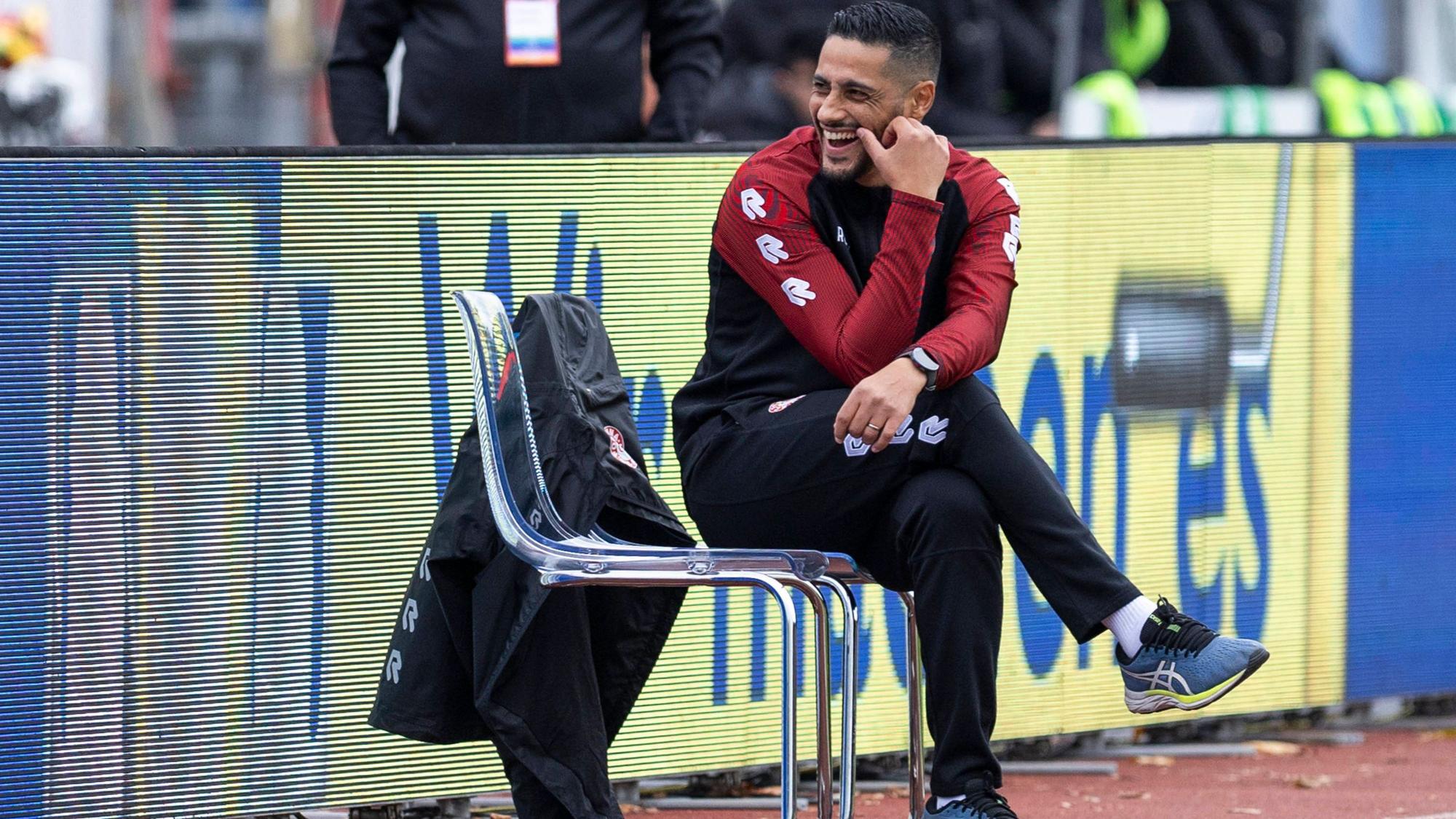 Co-Trainer von Fortuna Köln, Hamdi Dahmani, lacht an der Seitenlinie