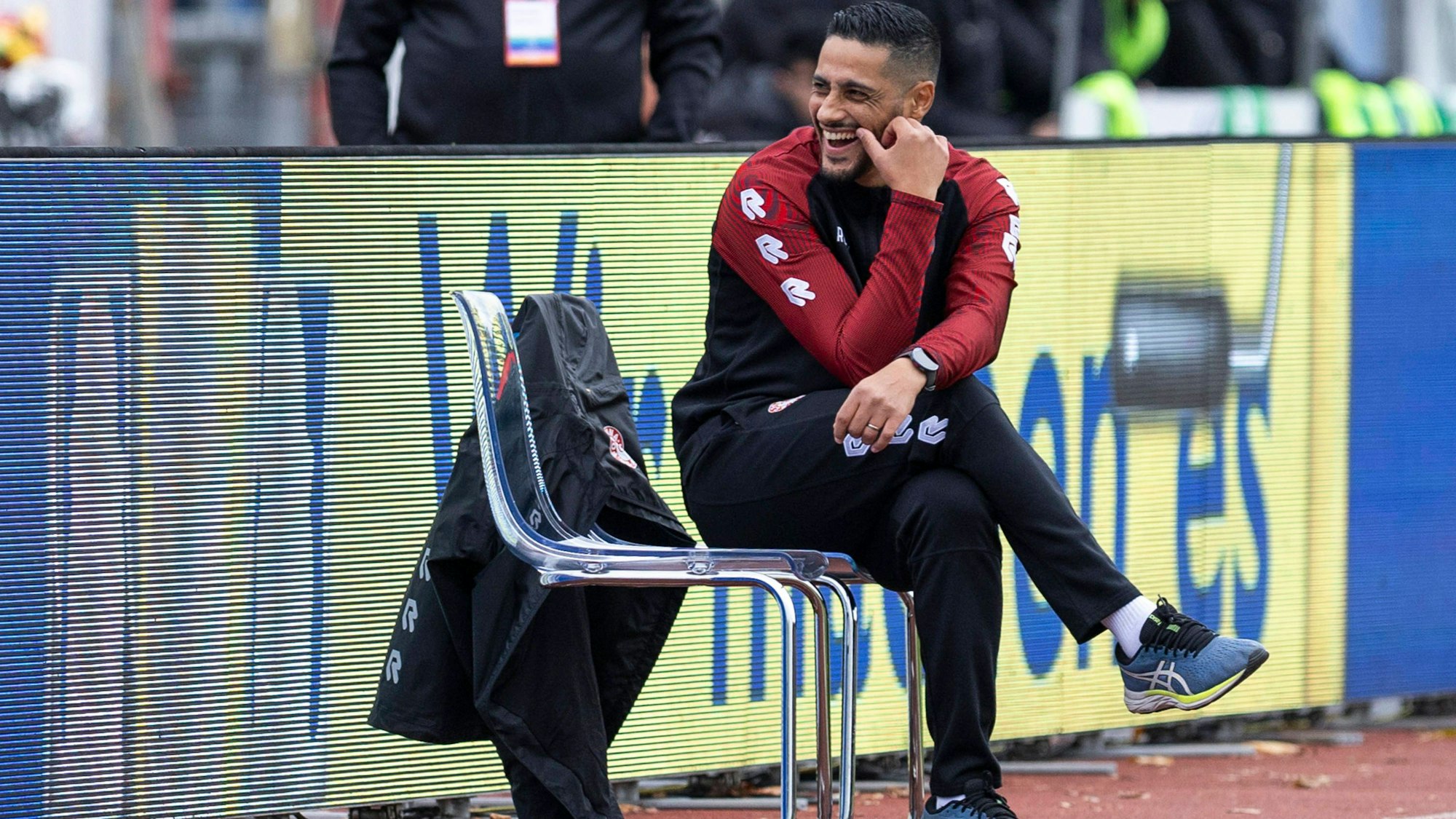 Co-Trainer von Fortuna Köln, Hamdi Dahmani, lacht an der Seitenlinie