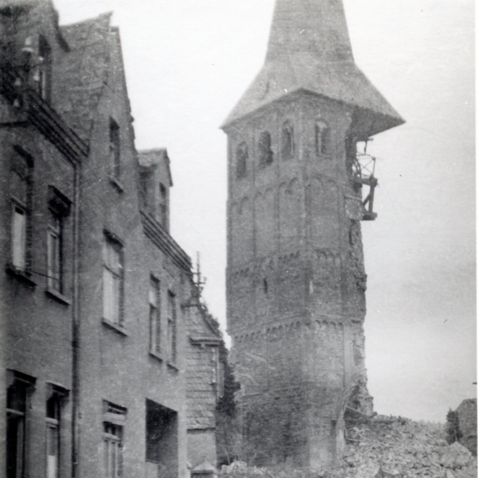 Das Bild zeigt einen der Länge nach aufgerissenen Kirchturm und Schutt.