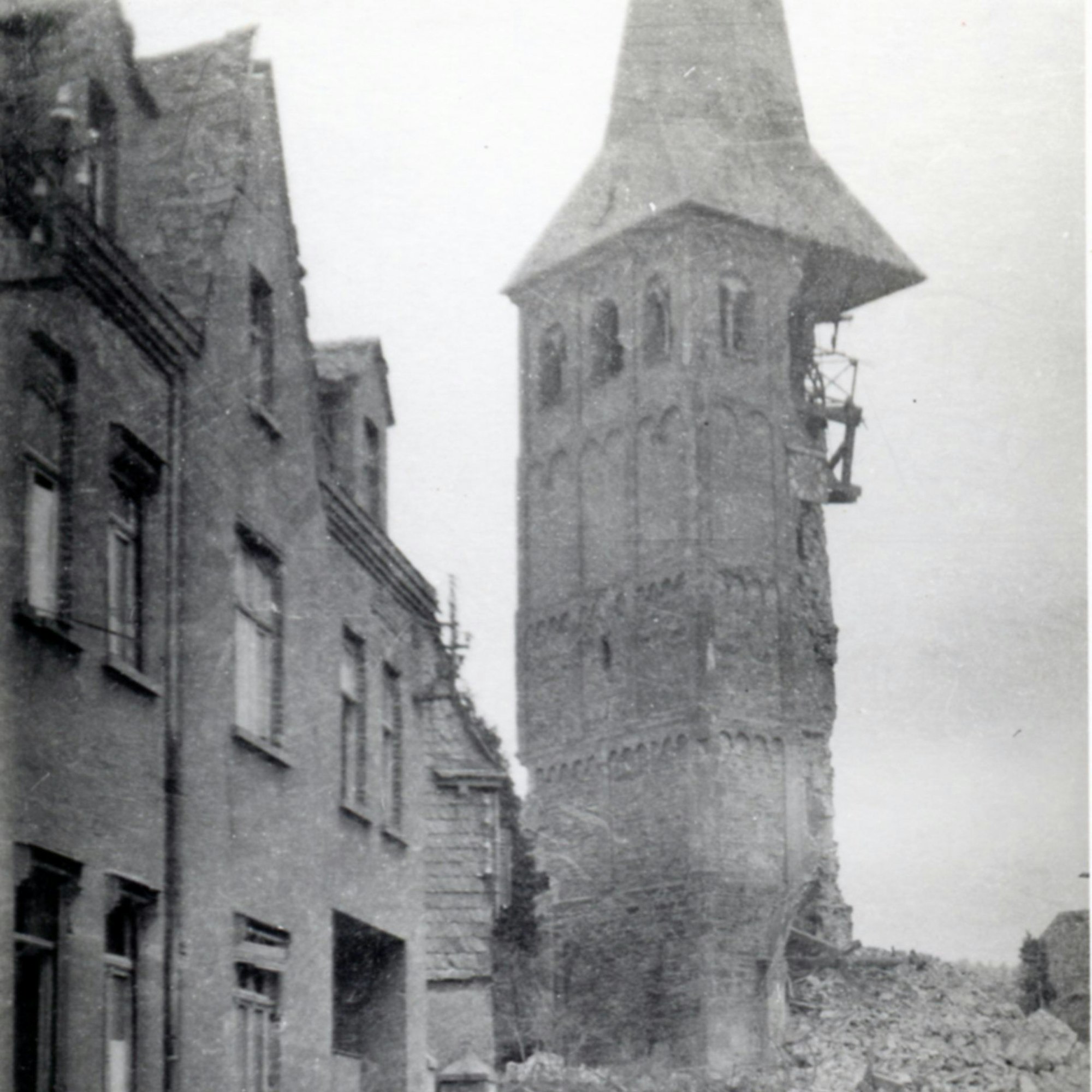 Das Bild zeigt einen der Länge nach aufgerissenen Kirchturm und Schutt.