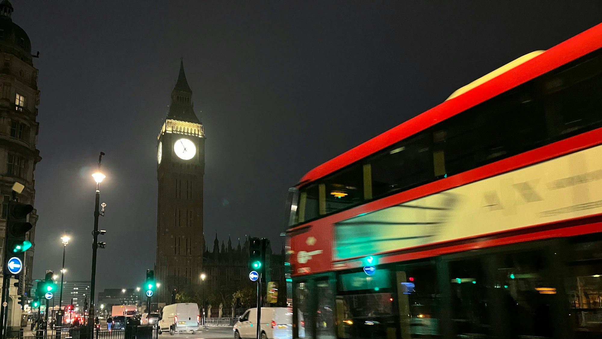 Ein Bus fährt in London am Elizabeth Tower mit der Glocke Big Ben vorbei.