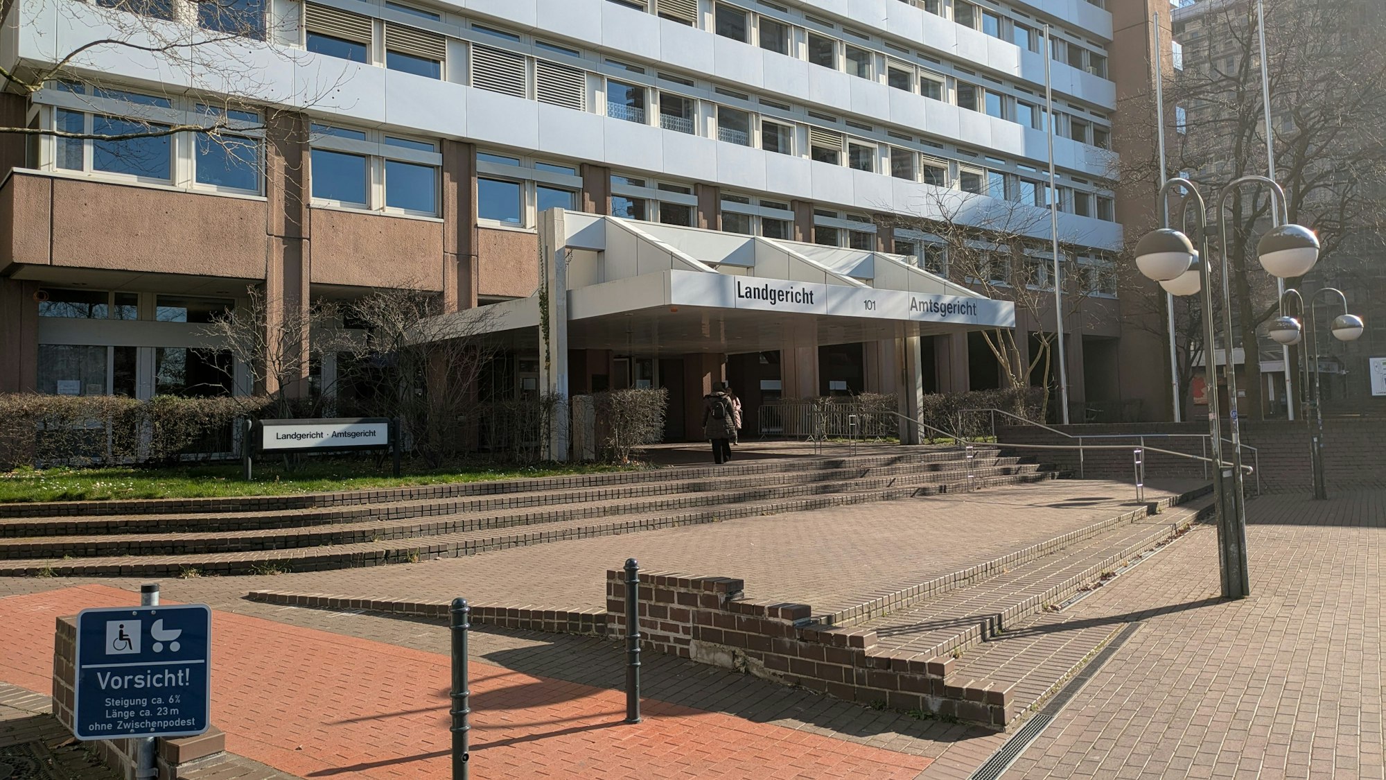 Der Eingang zum Amts- und Landgericht in Köln