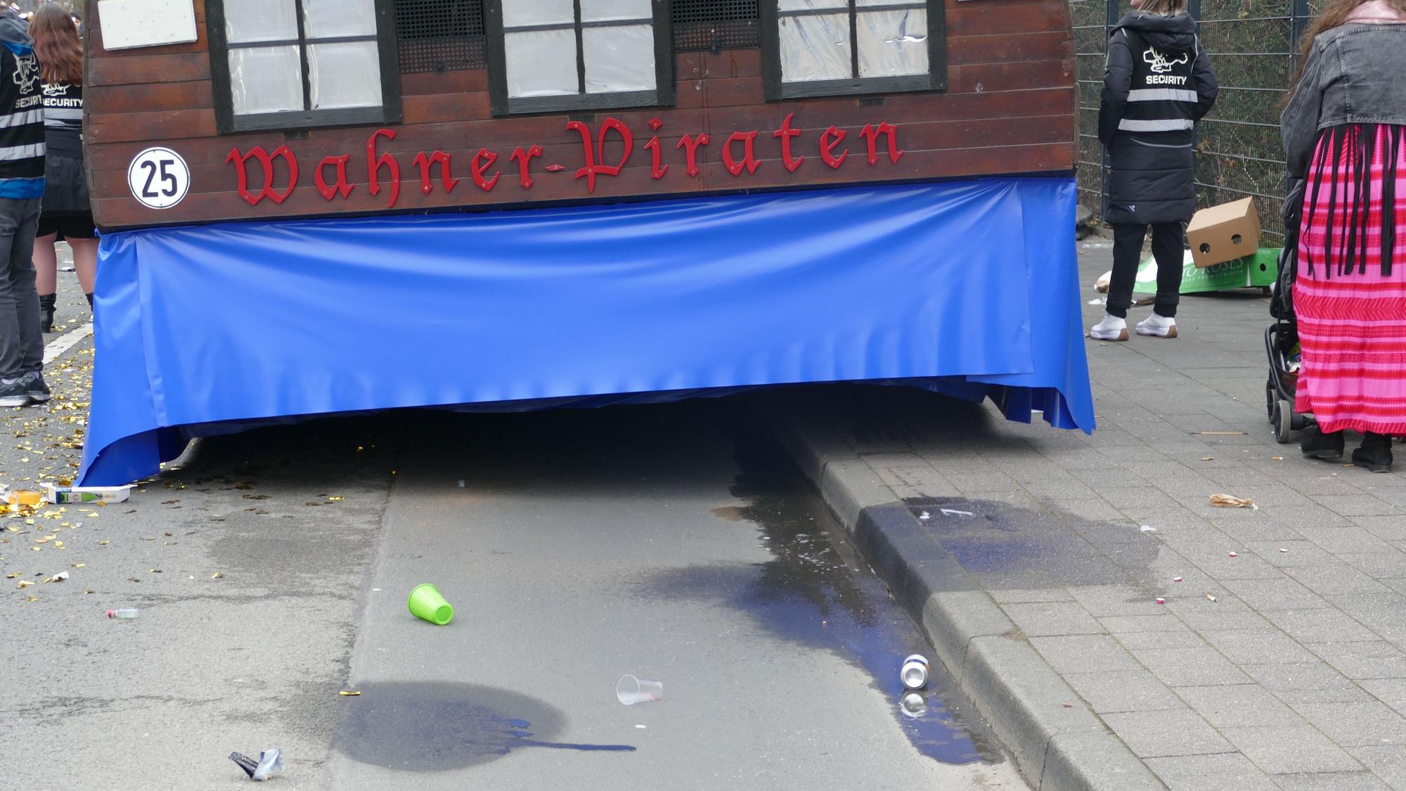 Nachdem der Wagen vom Startplatz losgerollt ist, bleibt eine Lache auf dem Gehweg zurück.