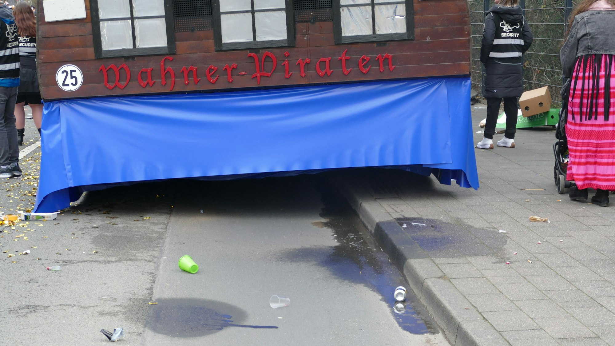 Nachdem der Wagen vom Startplatz losgerollt ist, bleibt eine Lache auf dem Gehweg zurück.