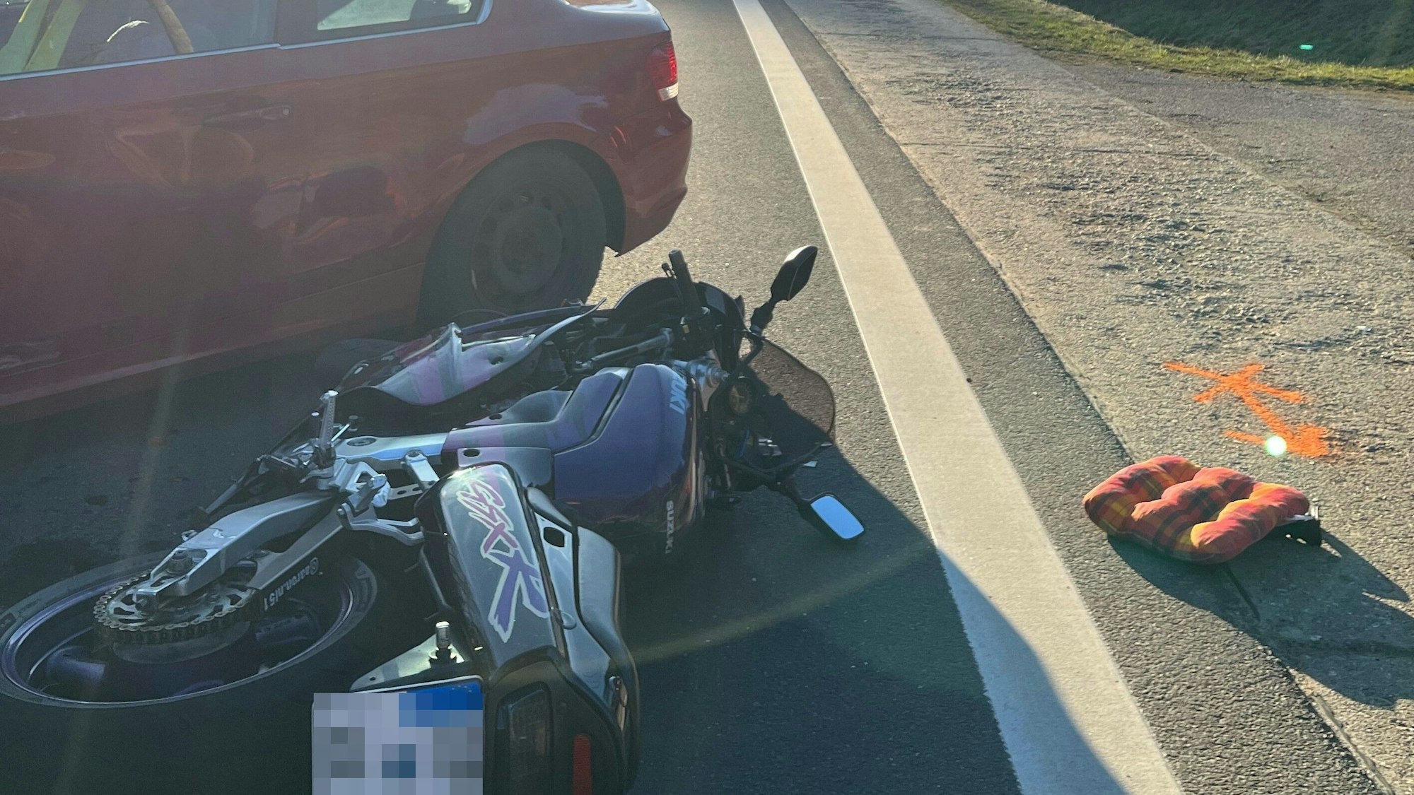Ein verunglücktes Motorrad liegt auf der Straße-