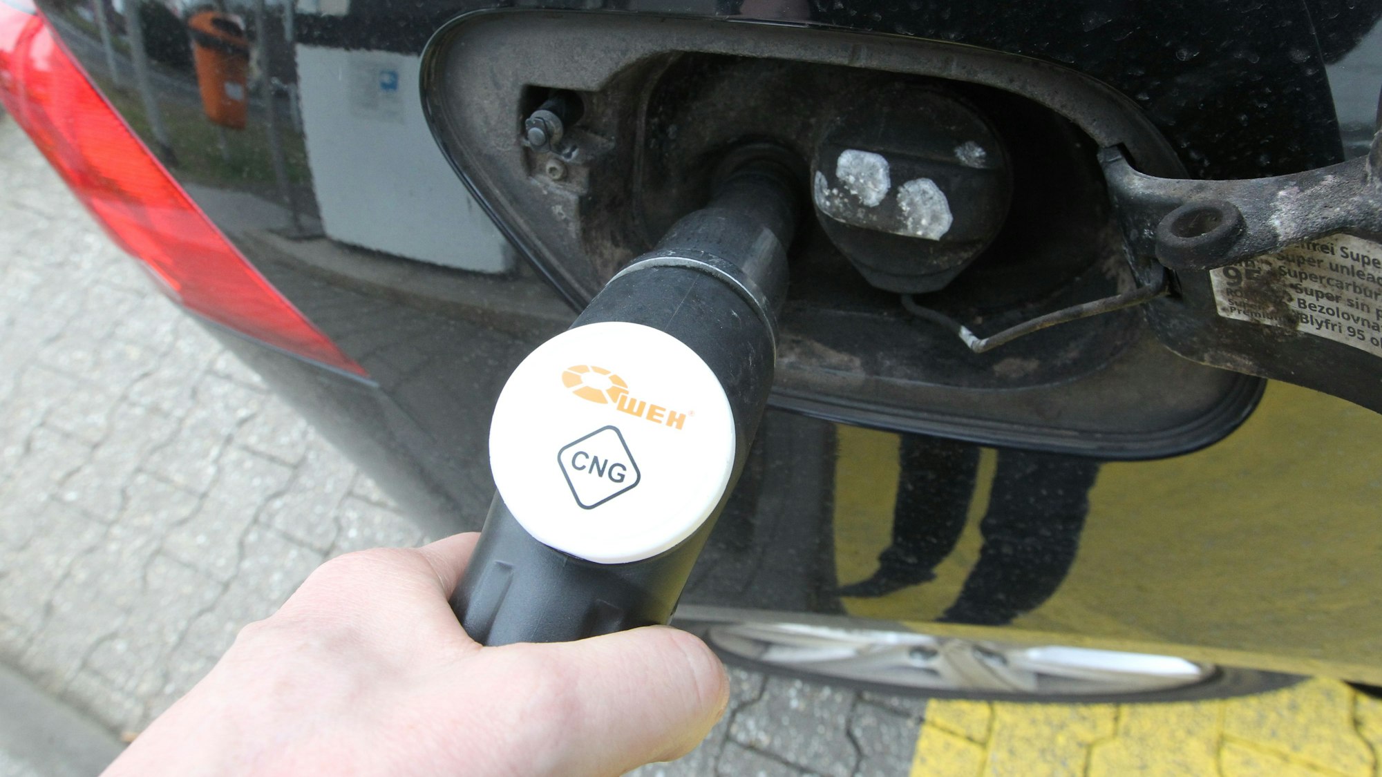 Der Einfüllstutzen für den Tank eines Autos; auf der Zapfpistole steht CNG.