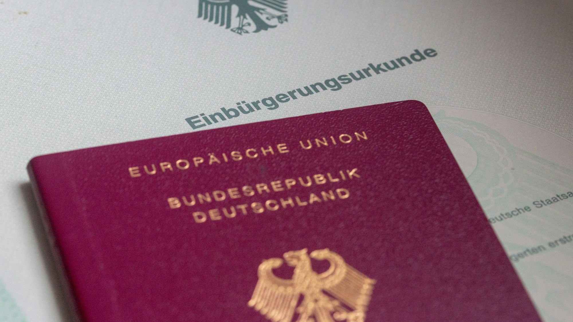 Eine Einbürgerungsurkunde der Bundesrepublik Deutschland und ein deutscher Reisepass