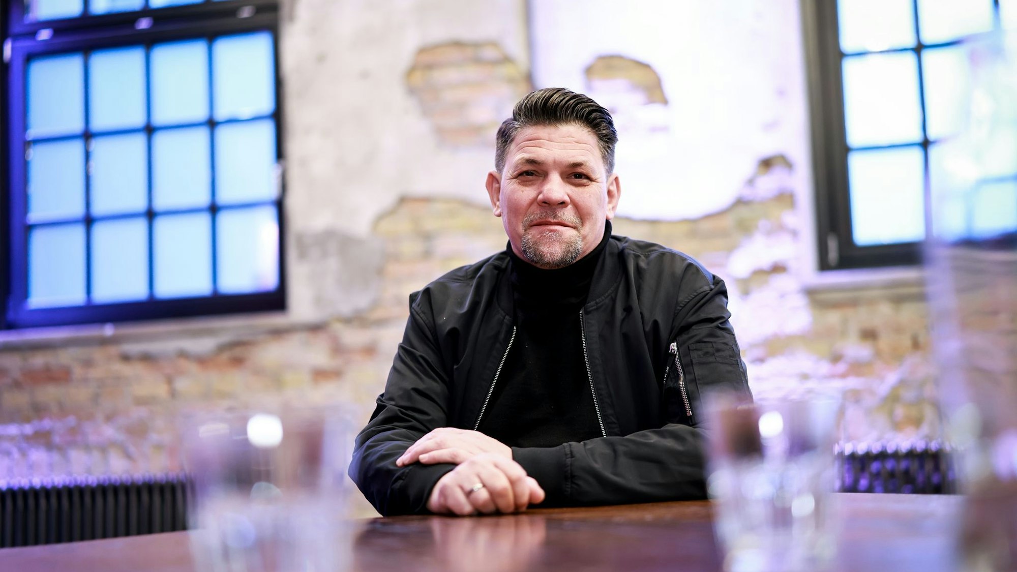 Tim Mälzer hat zusammen mit Schauspieler André Dietz und mit einer Gruppe von Menschen mit Behinderungen eine Doku gedreht - diesmal in einem Pflegeheim.