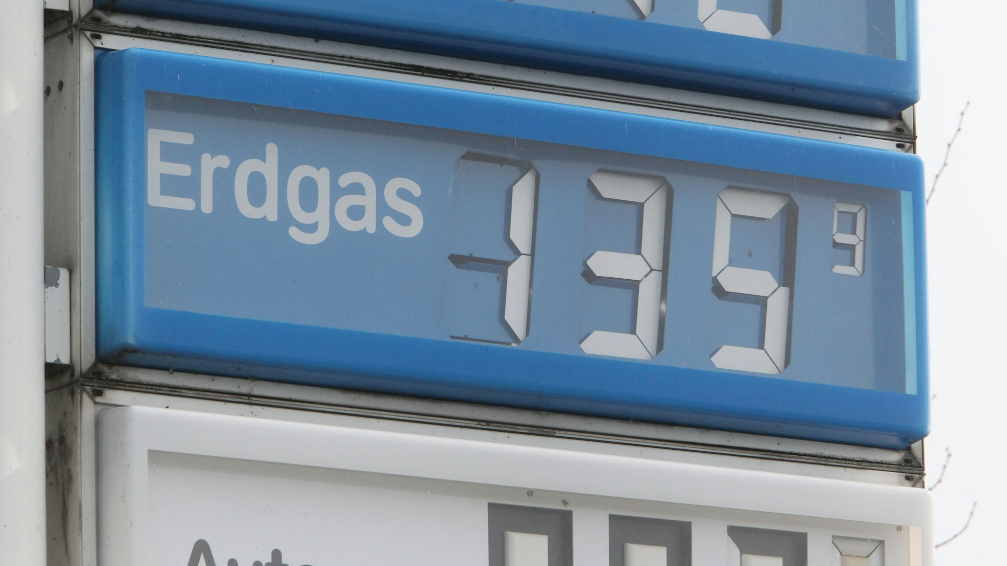 Das Preisschild für Erdgas an einer Tankstelle.