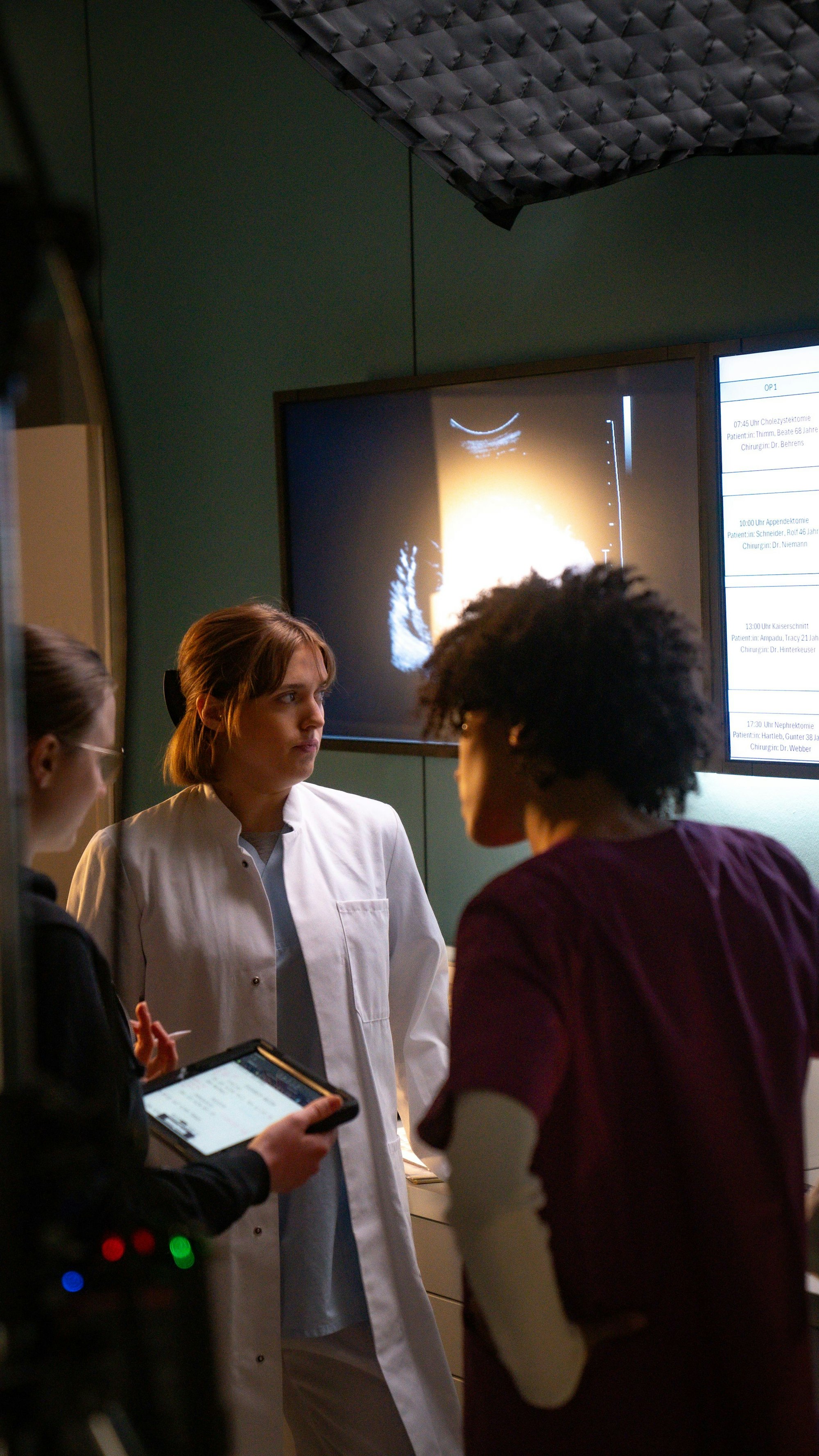 Eine Szene aus dem Abschluss-Filmprojekt wird besprochen