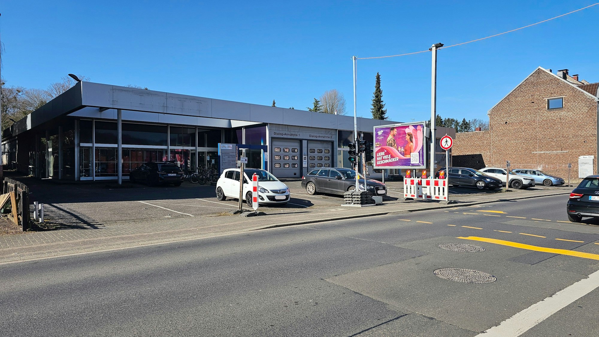 Das Foto zeigt das Gelände des ehemaligen Autohauses Lüttgen in Bergisch Gladbach