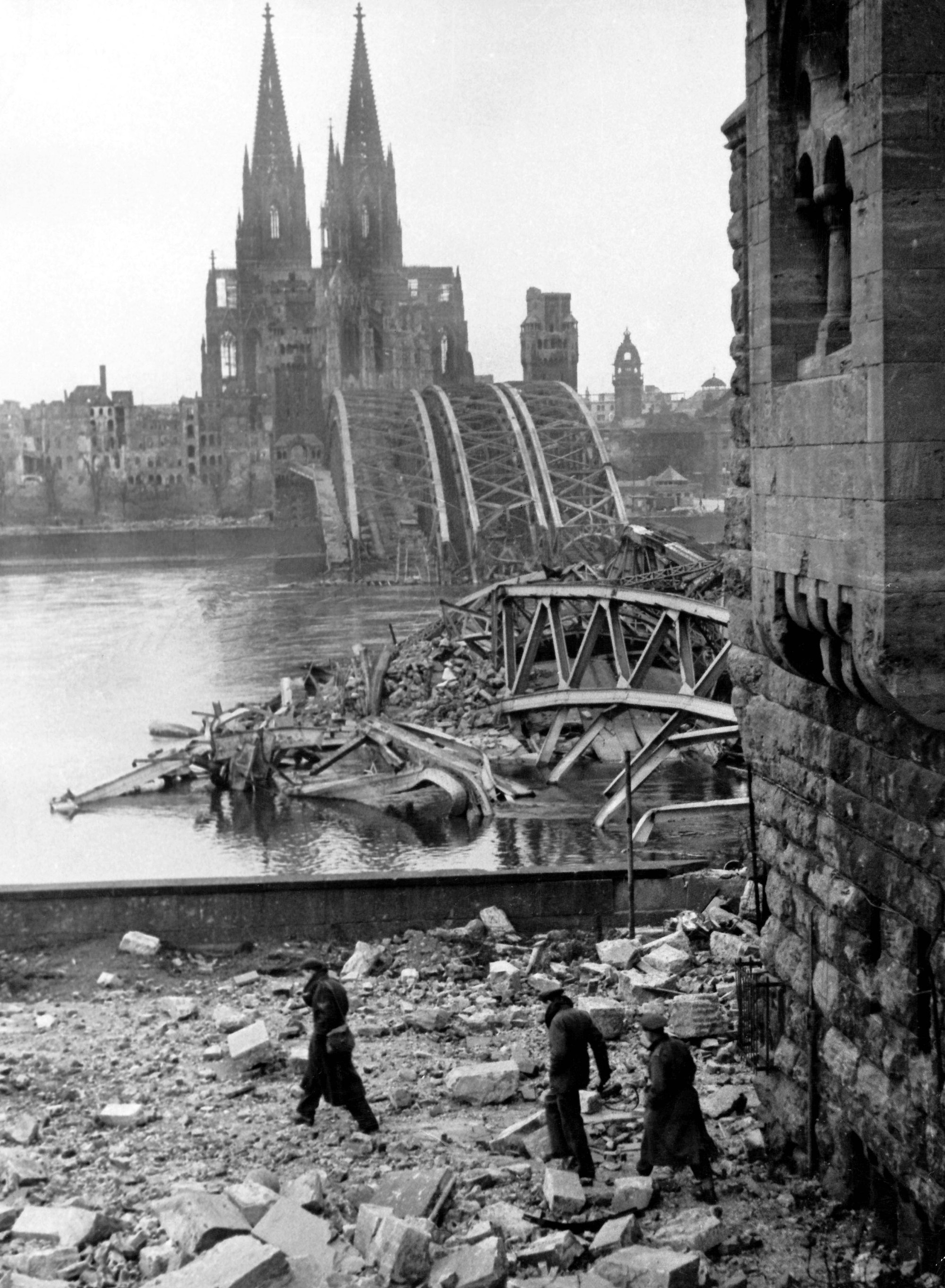 Als letzte Kölner Brücke wurde die Hohenzollernbrücke noch am Mittag des 6. März von Wehrmachtsangehörigen gesprengt.