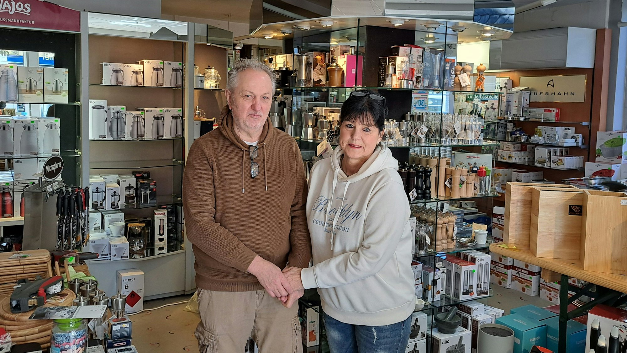 Das Foto zeigt Inhaberin Margret Wittfeld und Ehemann Peter in ihrem Geschäft.