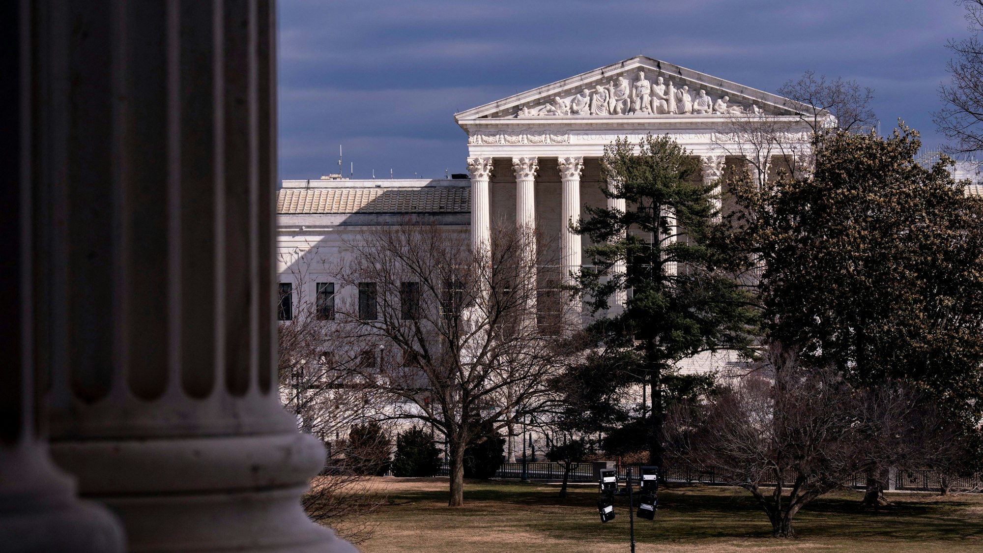ARCHIV - 20.02.2025, USA, Washington: Der Oberste Gerichtshof ist in der Ferne zu sehen, eingerahmt von den Säulen des US-Senats im Kapitol. (zu dpa: «Supreme Court gibt Trump Schonfrist bei Entwicklungshilfe») Foto: J. Scott Applewhite/AP/dpa +++ dpa-Bildfunk +++