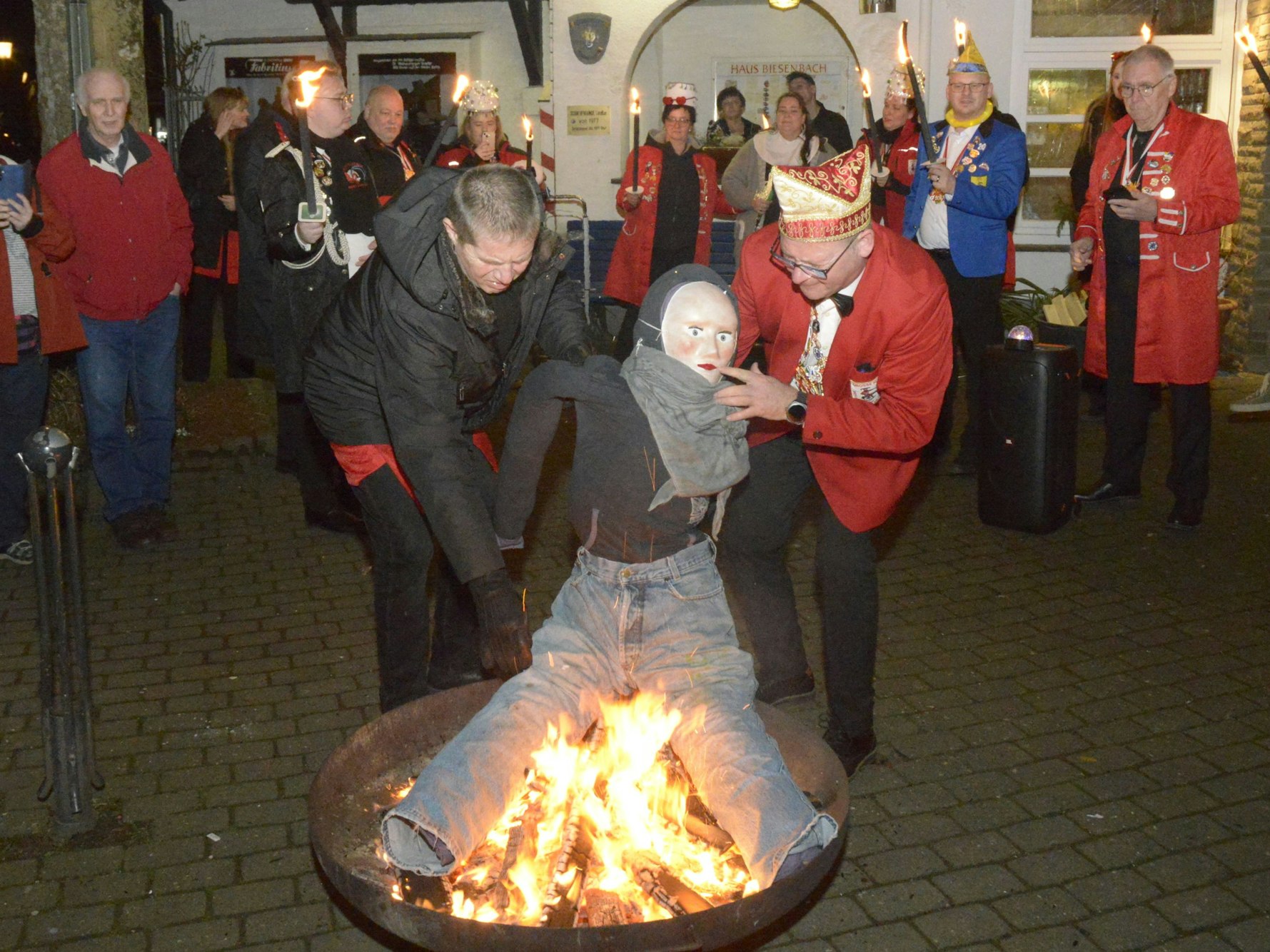 Das Nubbellienchen wird den Flammen übergeben.