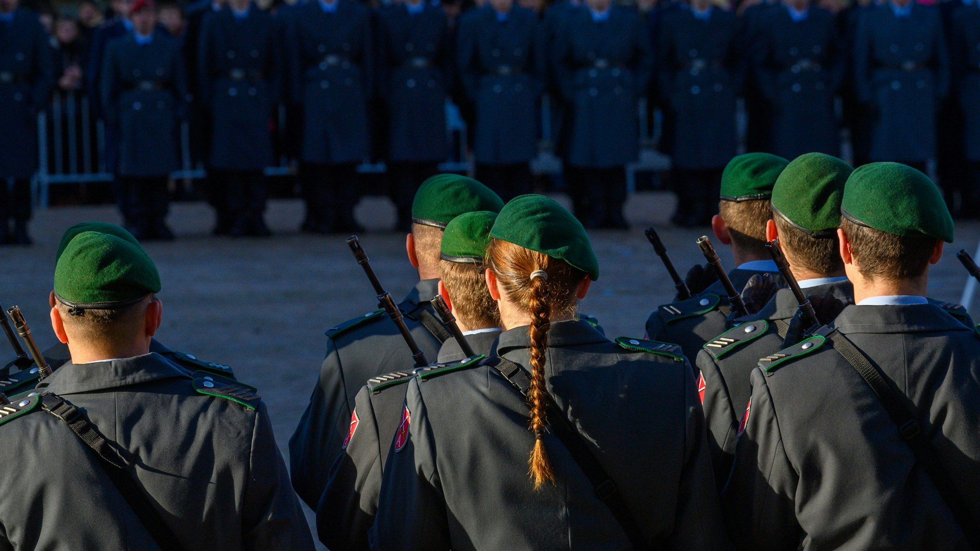 Soldatinnen und Soldaten der Bundeswehr beim feierlichen Gelöbnis: Die Debatte um eine Rückkehr zur Wehrpflicht nimmt Fahrt auf.