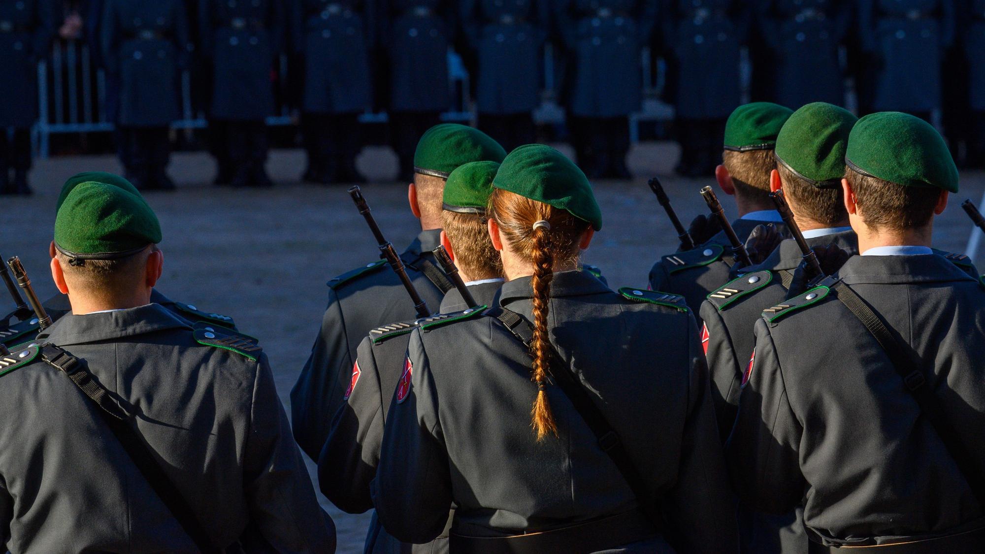 Sonnenlicht fällt beim feierlichen Gelöbnis der Bundeswehr auf dem Marktplatz in Haldensleben auf Soldaten und Soldatinnen der Ehrenformation.