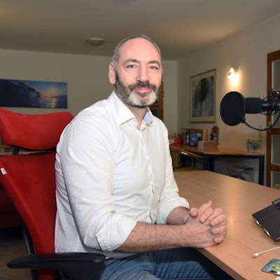 Der Nümbrechter sitzt an seinem Schreibtisch.