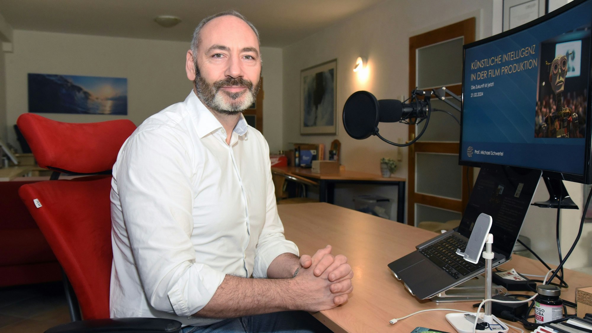 Der Nümbrechter sitzt an seinem Schreibtisch.