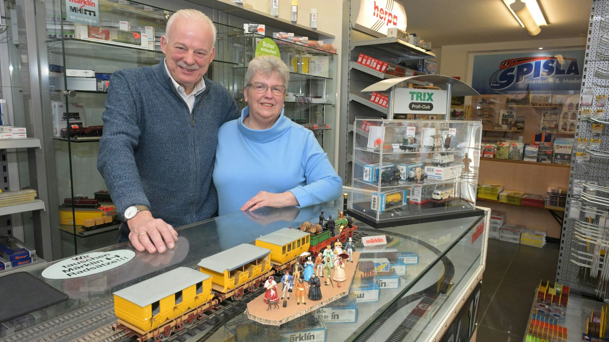 Klaus und Astrid Spisla in ihrem Modelleisenbahngeschäft in Bechen