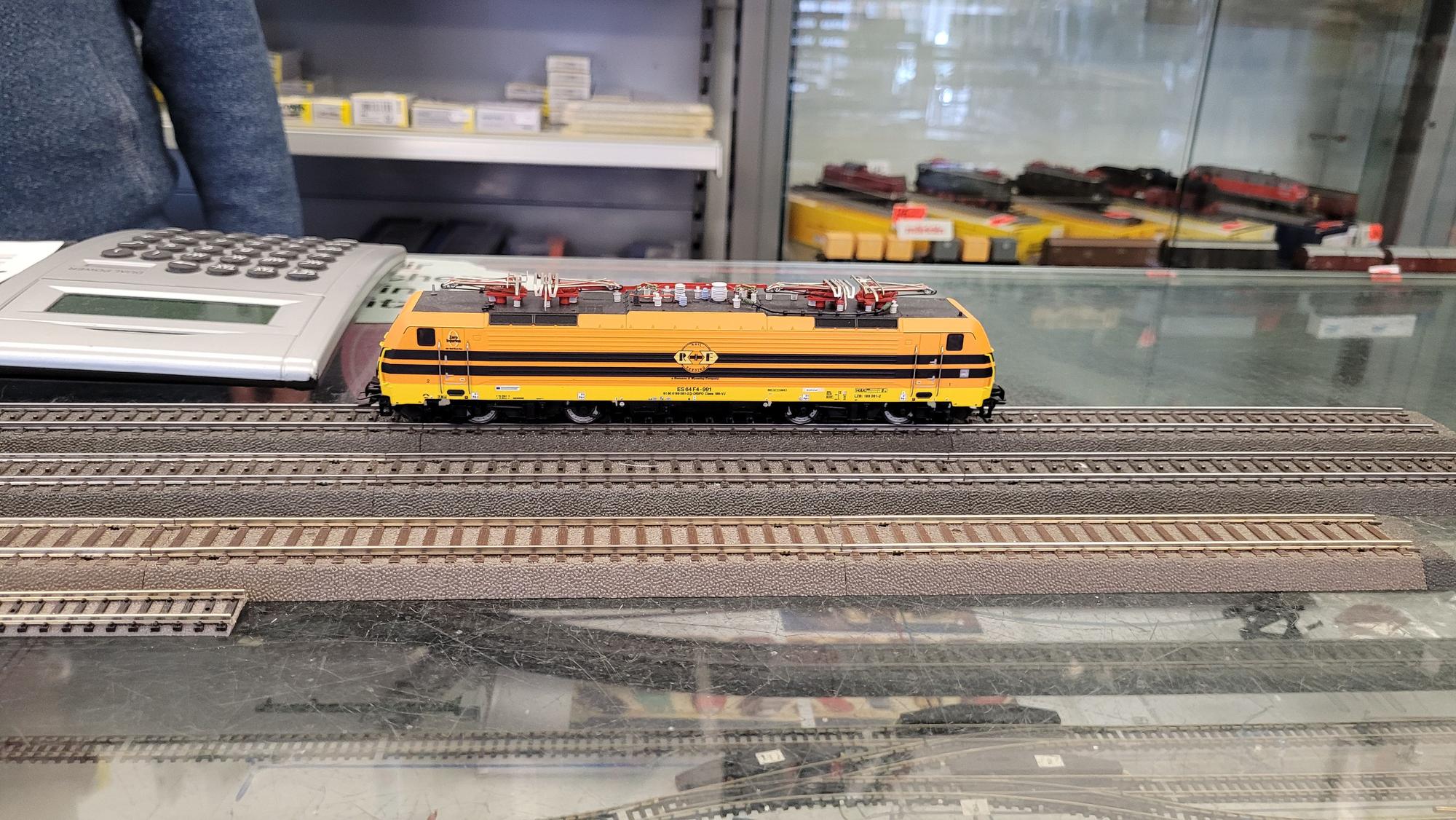 Das Foto zeigt eine Güterlokomotive auf der Gleisanlage im Geschäft