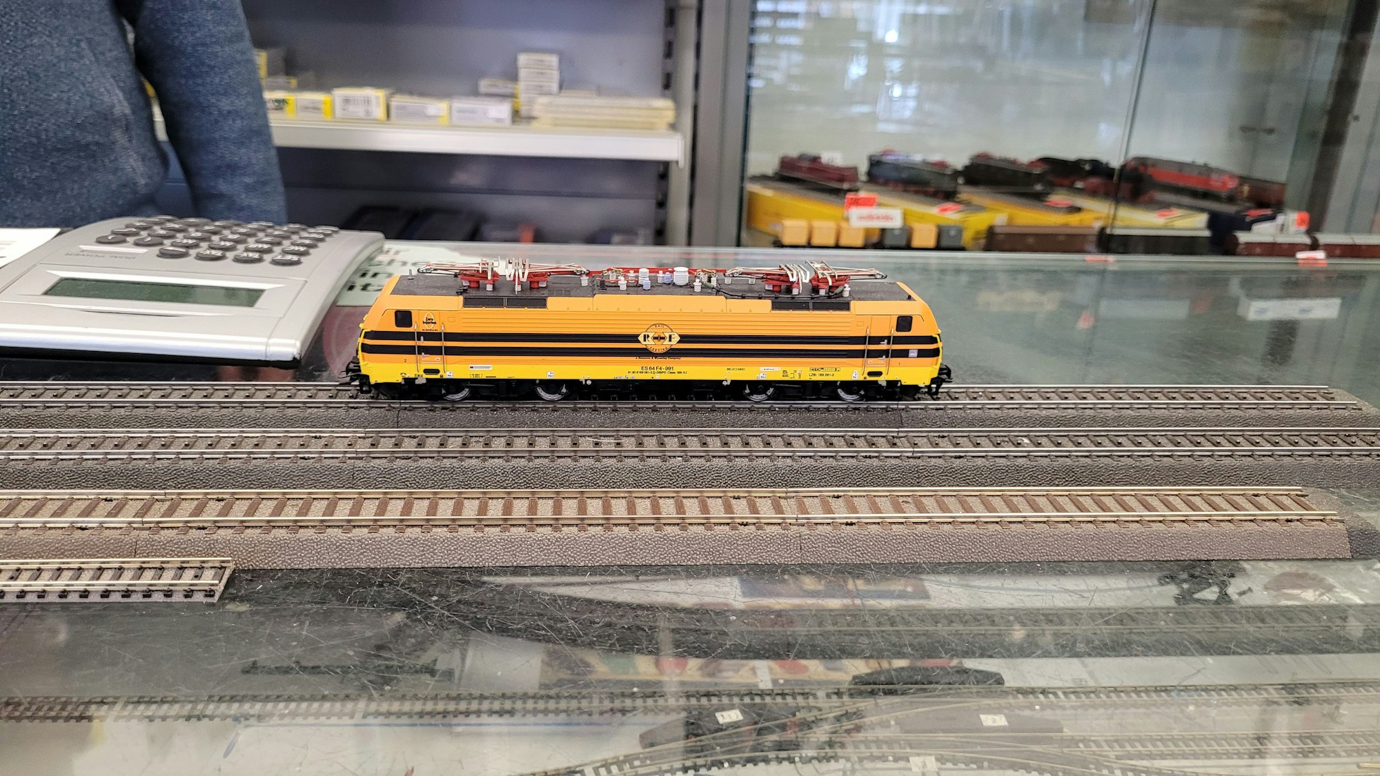 Das Foto zeigt eine Güterlokomotive auf der Gleisanlage im Geschäft