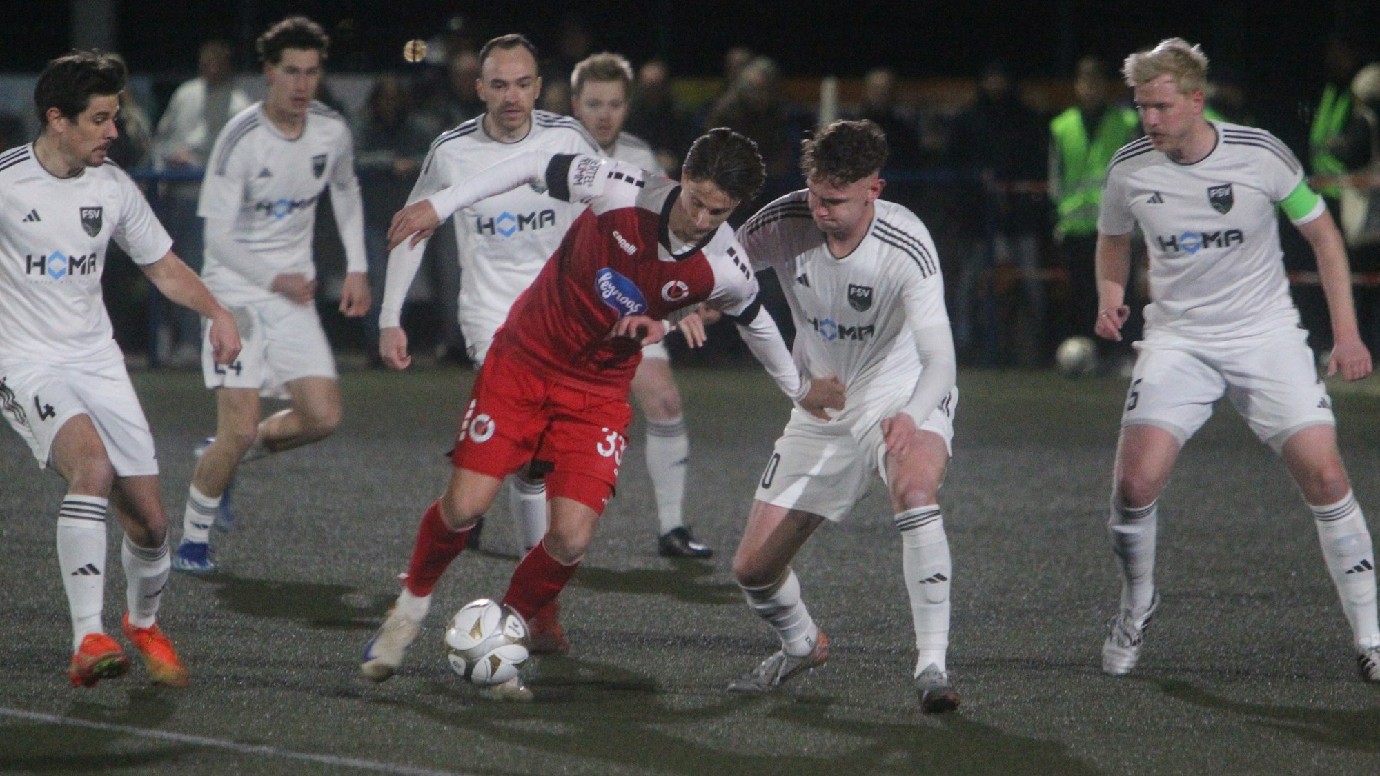 Sechs Neunkirchen-Seelscheider gegen einen Kölner: Viktoria-Akteur Jonah Stricker wird von Paul Orfgen (von links), Linus Daus, Patrick Busch, Jona Ehses, Marc Schneider und Rico Heinen umzingelt.