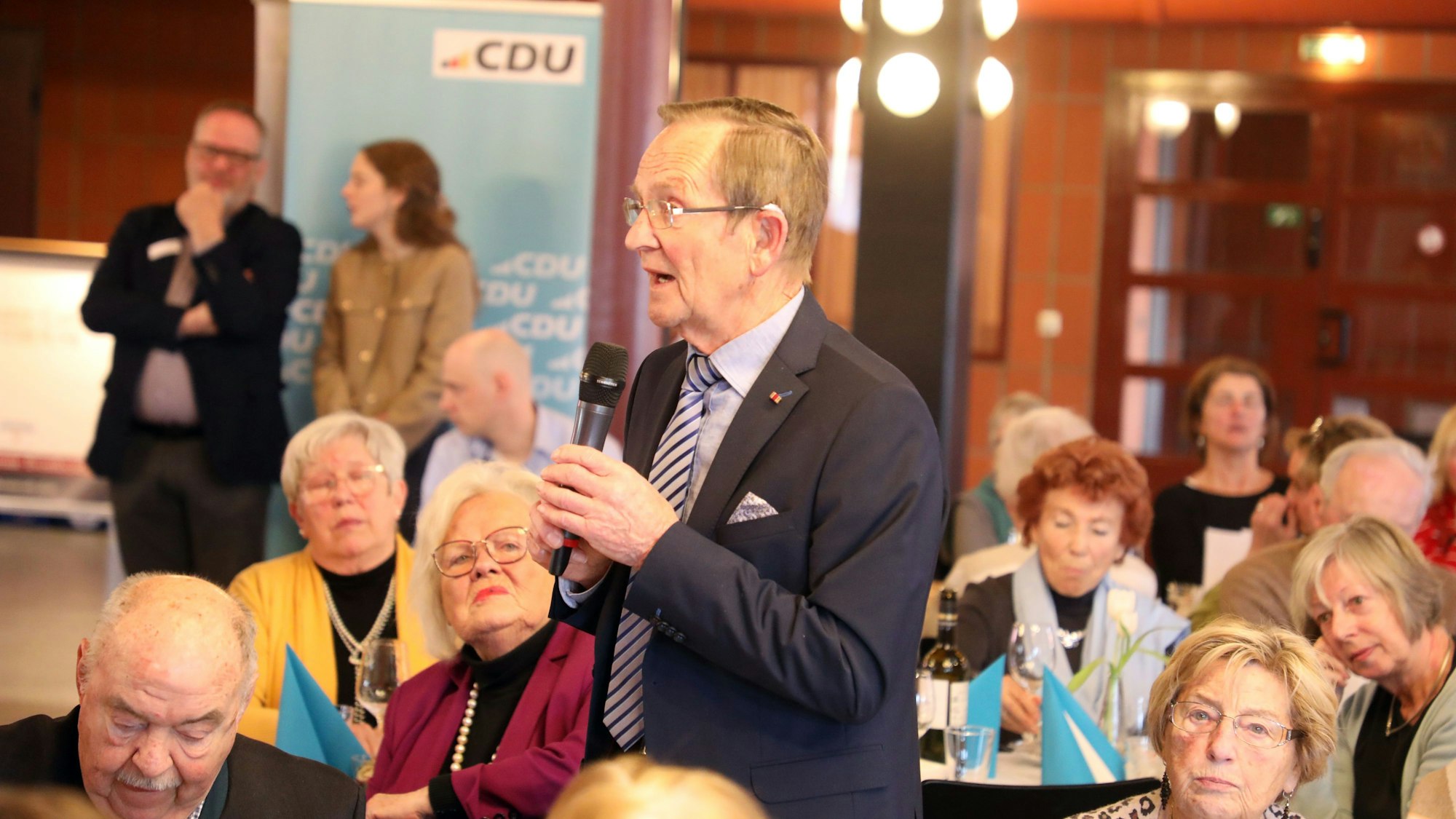 Das Foto zeigt die Fragerunde mit Publikum