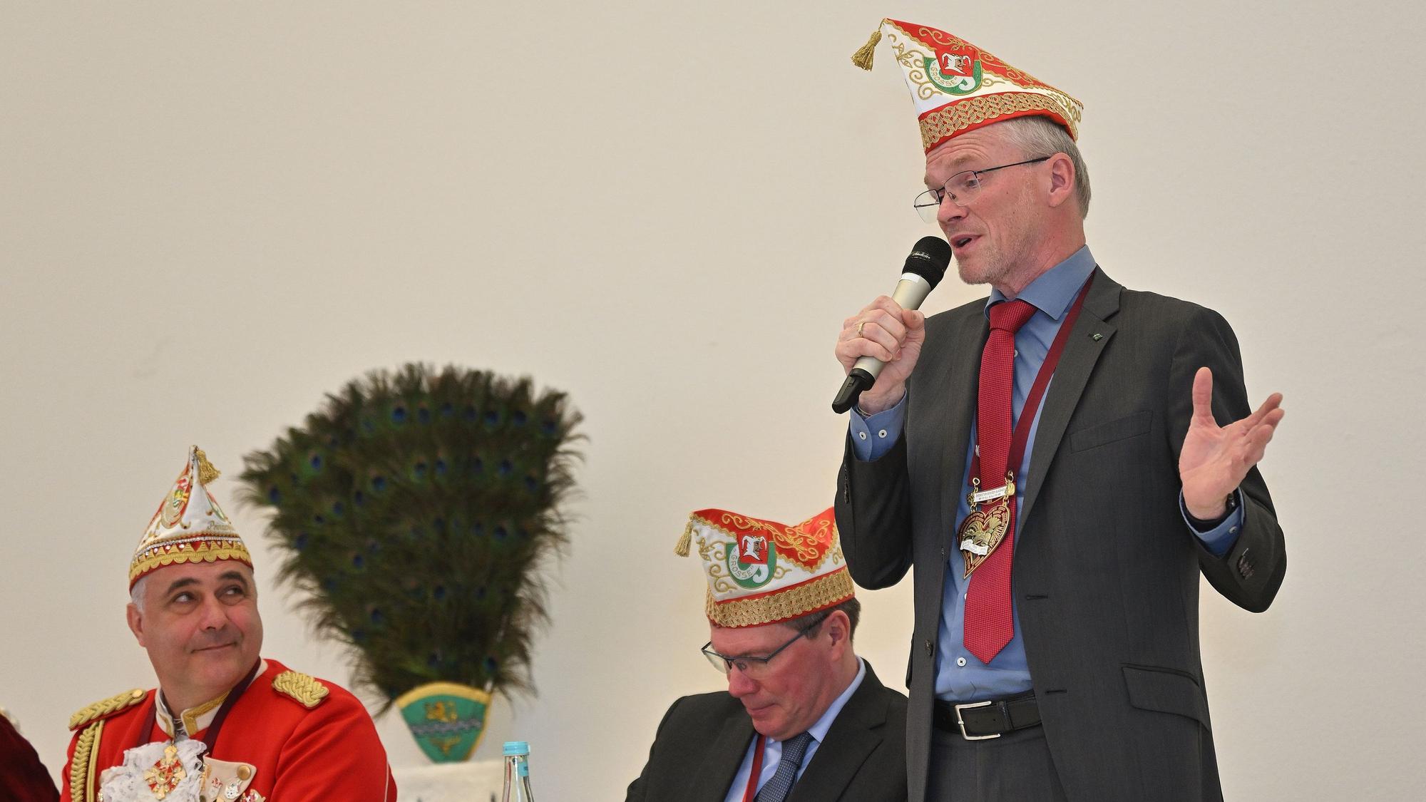 Frank Stein steht neben Landrat Stephan Santelmann und Prinzenführer Frank Mehren.
