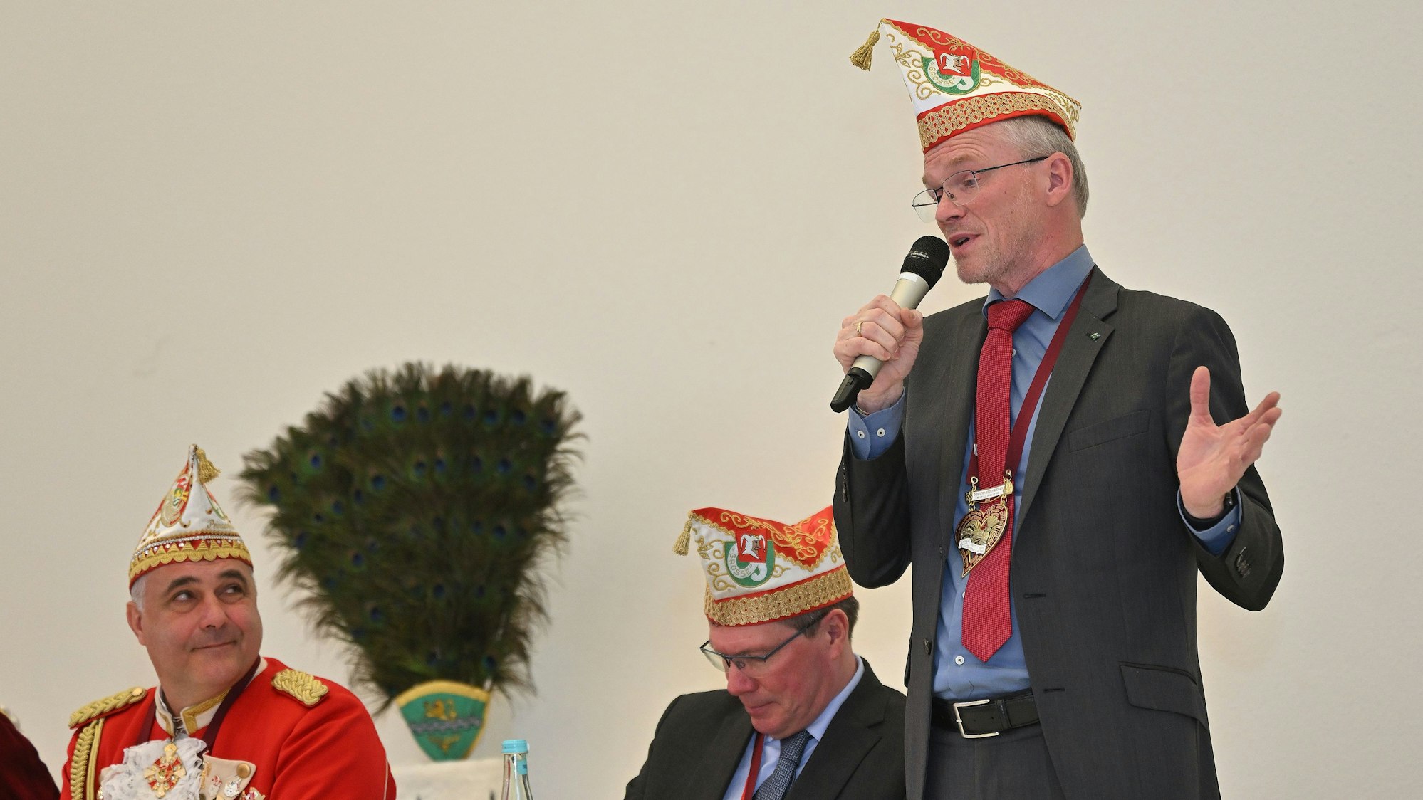 Frank Stein steht neben Landrat Stephan Santelmann und Prinzenführer Frank Mehren.