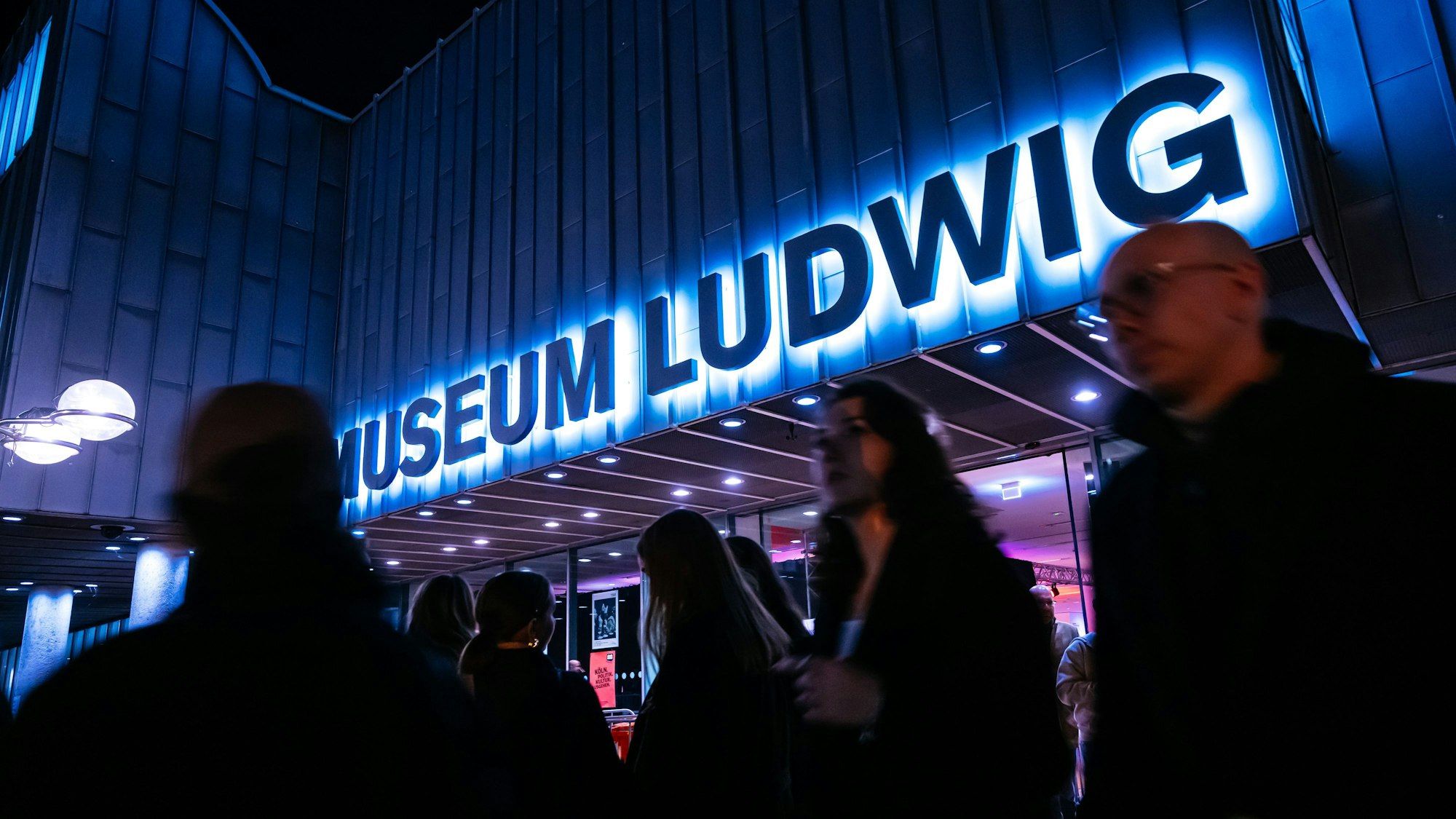 Besucher der Kölner Museumsnacht vor dem Museum Ludwig.