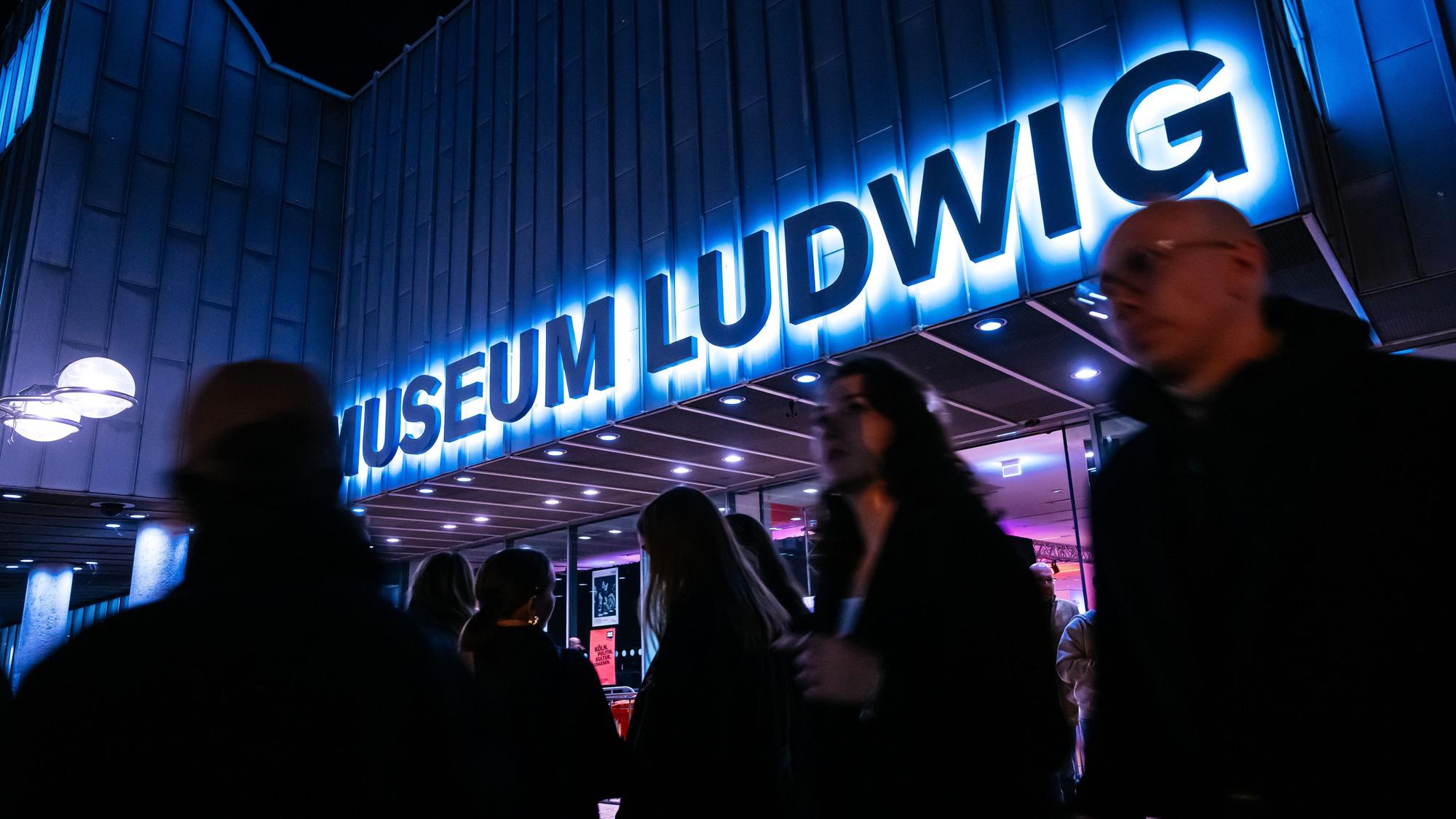 Eingang des Museum Ludwig leuchtet Neon in der Nacht.