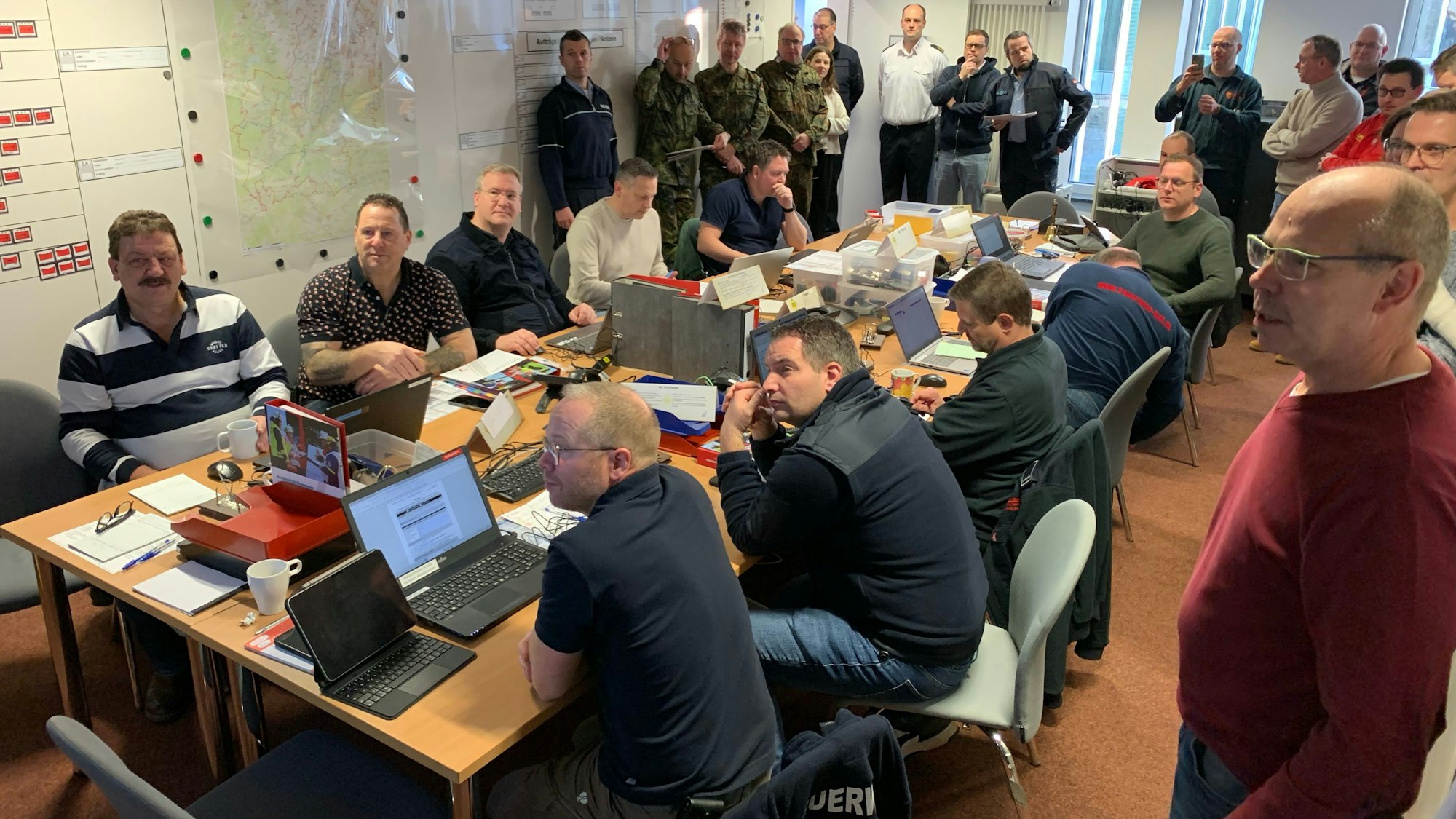 Das Bild zeigt einen Moment der Übung im Besprechungsraum des Krisenstabs in der Kreisverwaltung.