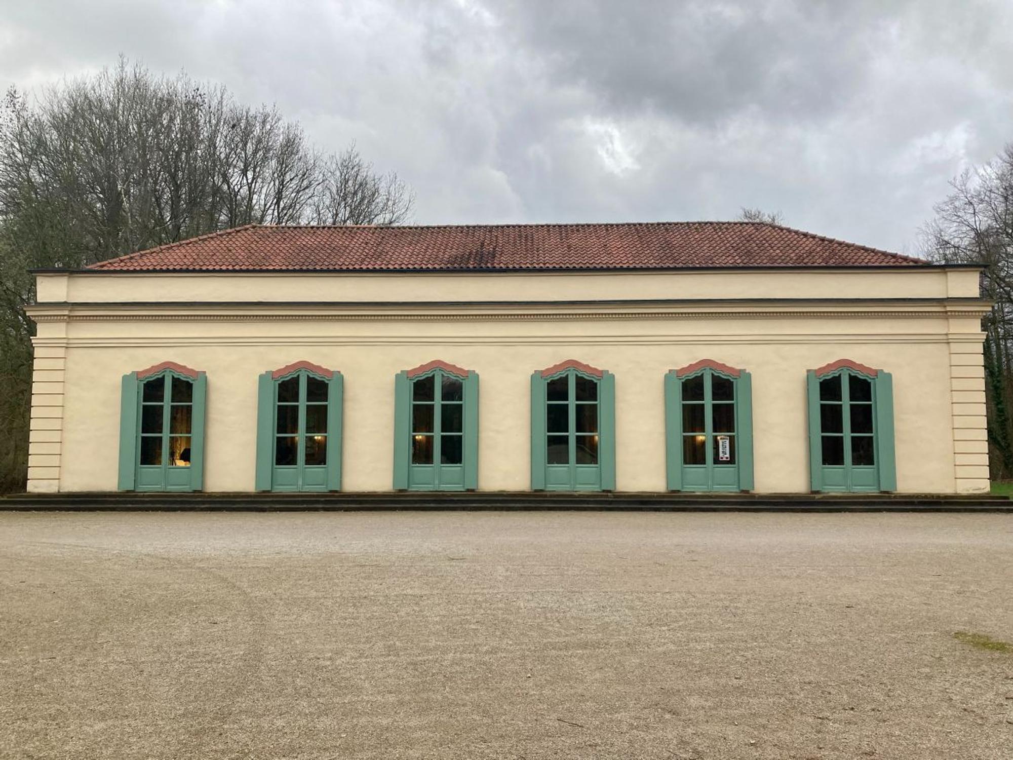 Die Deutsche Stiftung Denkmalschutz stellte für das Bagno Mittel für umfangreiche Sanierungs-, Reinigungs- und Anstricharbeiten an der Fassade und den umlaufenden Natursteinstufen zur Verfügung. Erbaut wurde der Steinfurter Musiktempel 1774, also vor 250 Jahren. Das imposante Denkmal gilt als erster und ältester freistehender Konzertsaal in Europa.