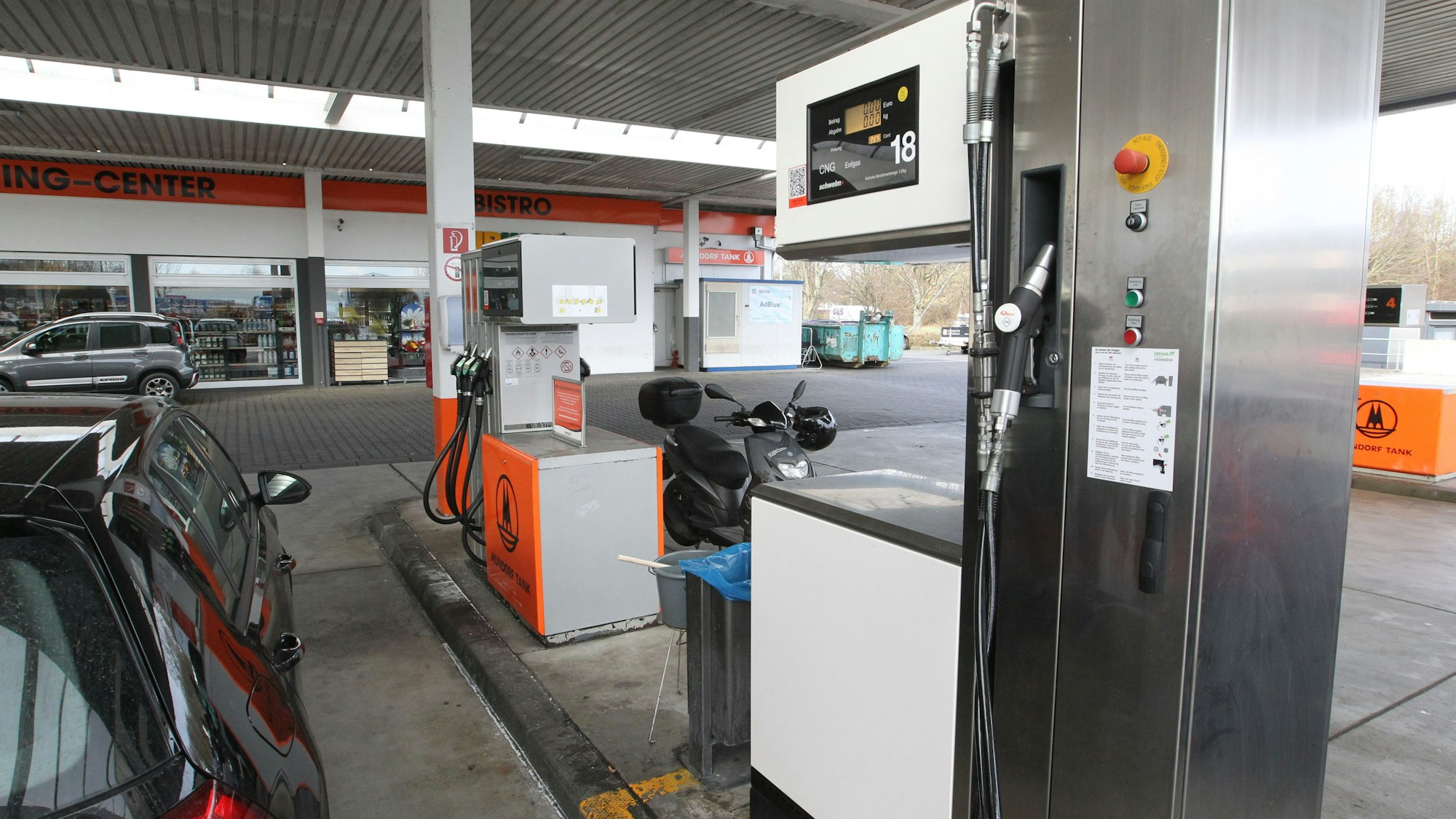 Zapfsäulen an einer Großtankstelle.