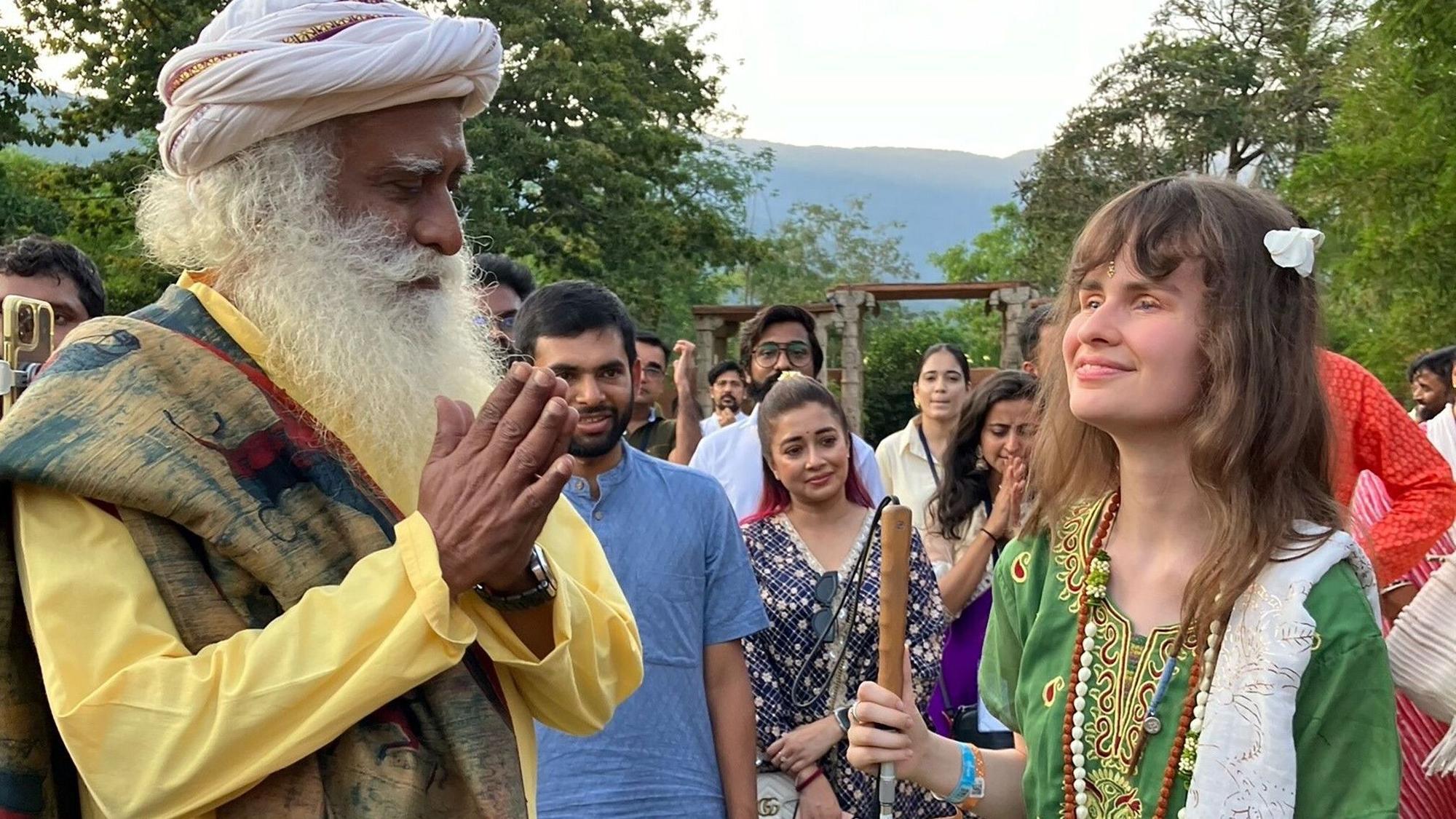 Die blinde Sängerin Cassandra Mae Spittmann aus Duisburg trifft bei ihrem Besuch im Yoga Center - Isha Foundation Coimbatore in Indien den bekannten indischen Guru Sadhguru.