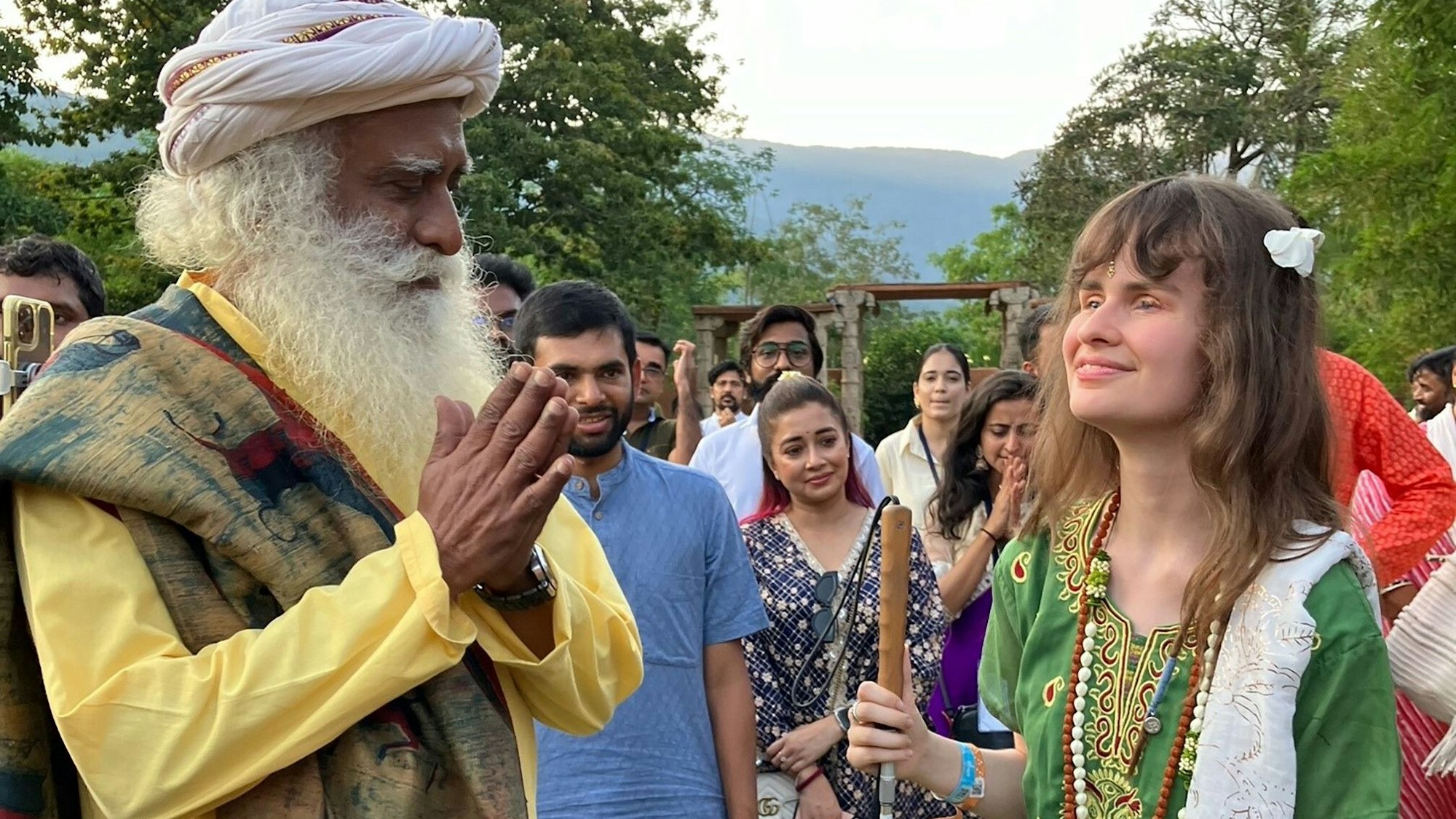 Die blinde Sängerin Cassandra Mae Spittmann aus Duisburg trifft bei ihrem Besuch im Yoga Center - Isha Foundation Coimbatore in Indien den bekannten indischen Guru Sadhguru.