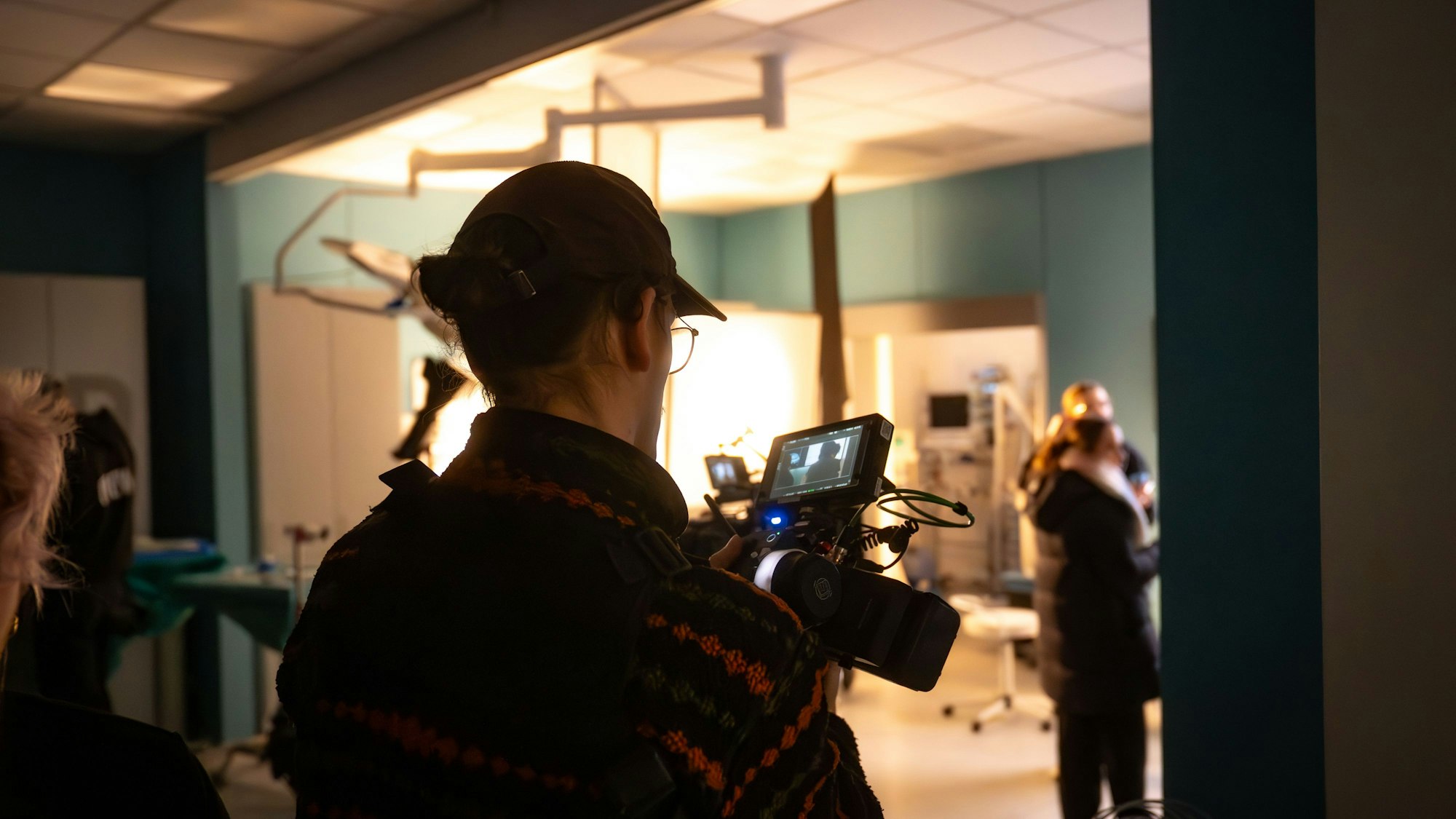 Impressionen von den Dreharbeiten und vom Set für das Abschluss-Filmprojekt der Kaufleute für audiovisuelle Medien am Joseph-DuMont-Berufskolleg.