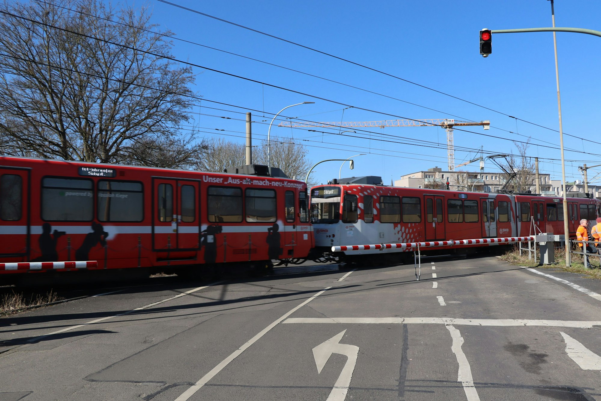 Das Bild zeigt einen Bahnübergang.