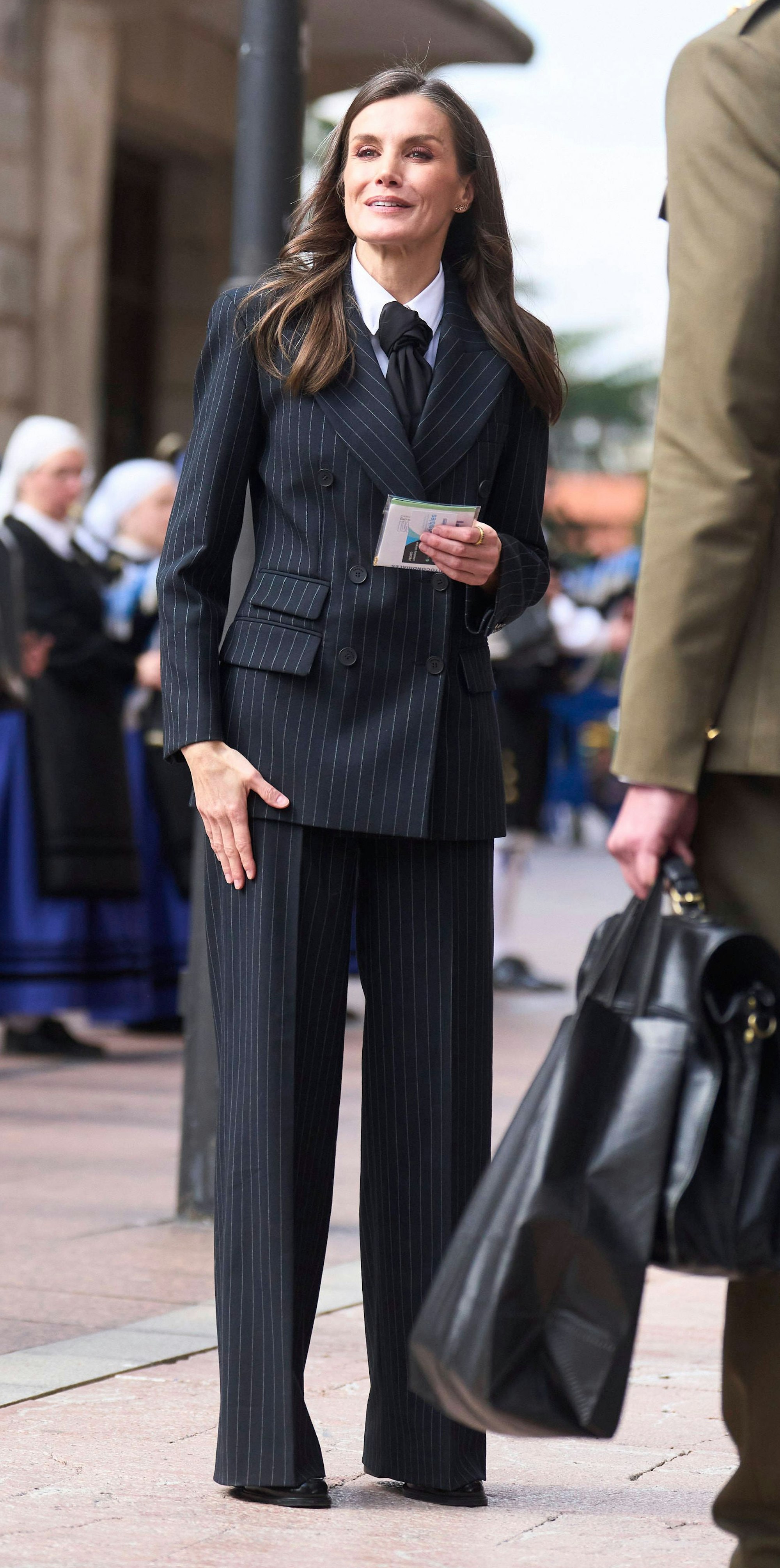 Königin Letizia im Nadelstreifen-Anzug.