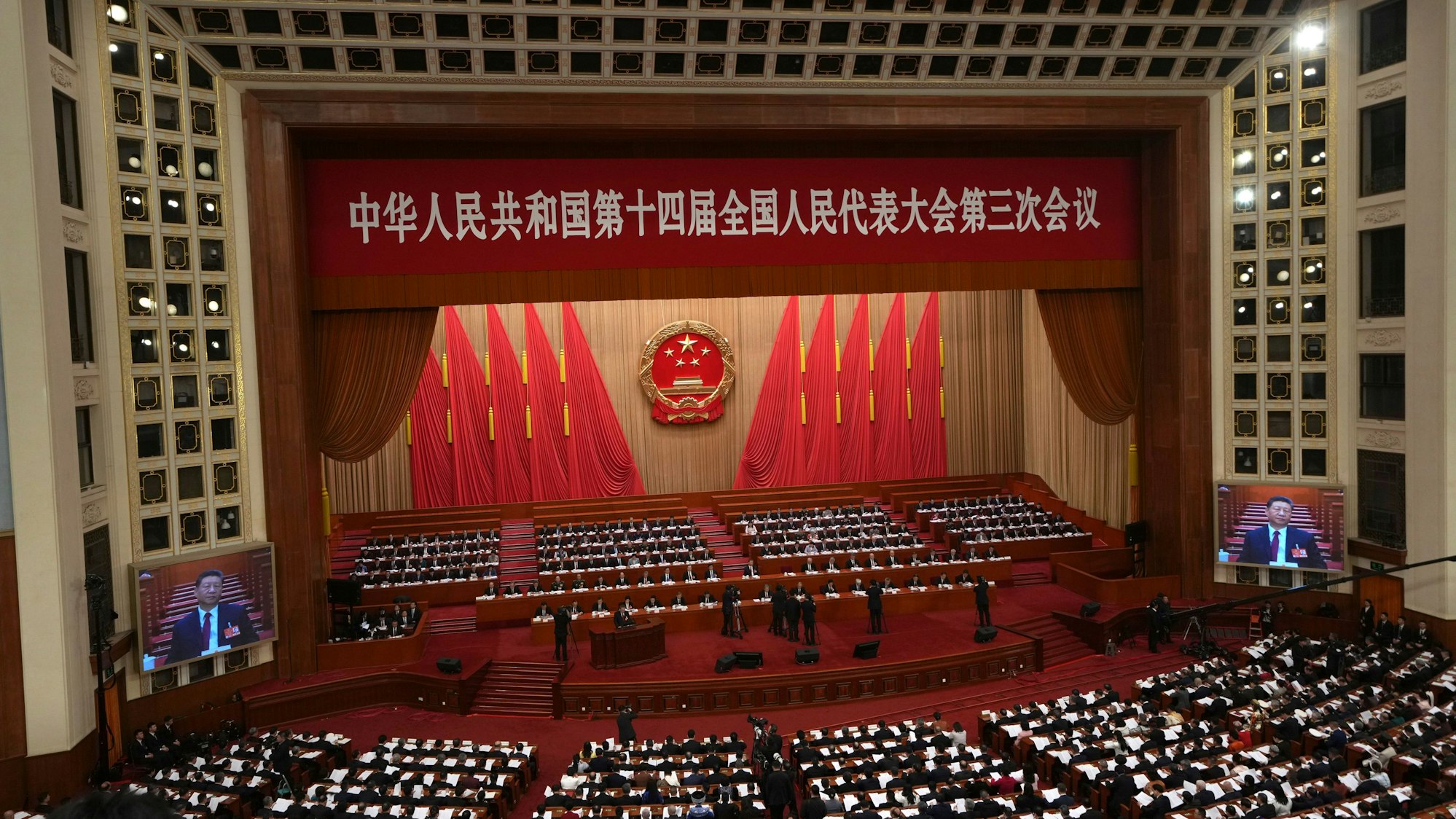 Der chinesische Präsident Xi Jinping wird während der Eröffnungssitzung des Nationalen Volkskongresses (NVK) in der Großen Halle des Volkes auf Bildschirmen gezeigt.