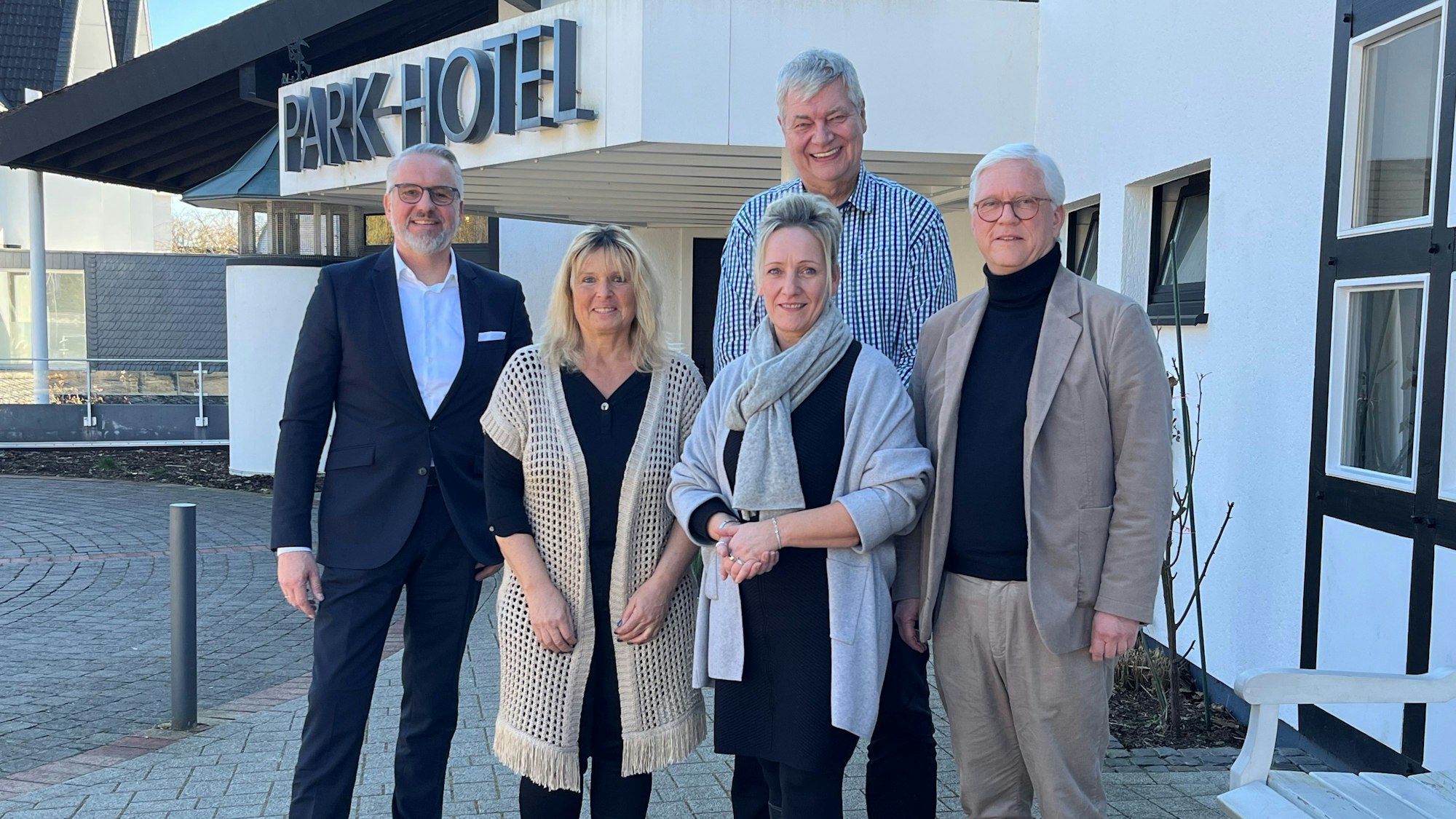 Gruppenbild vor dem Nümbrechter Parkhotel.