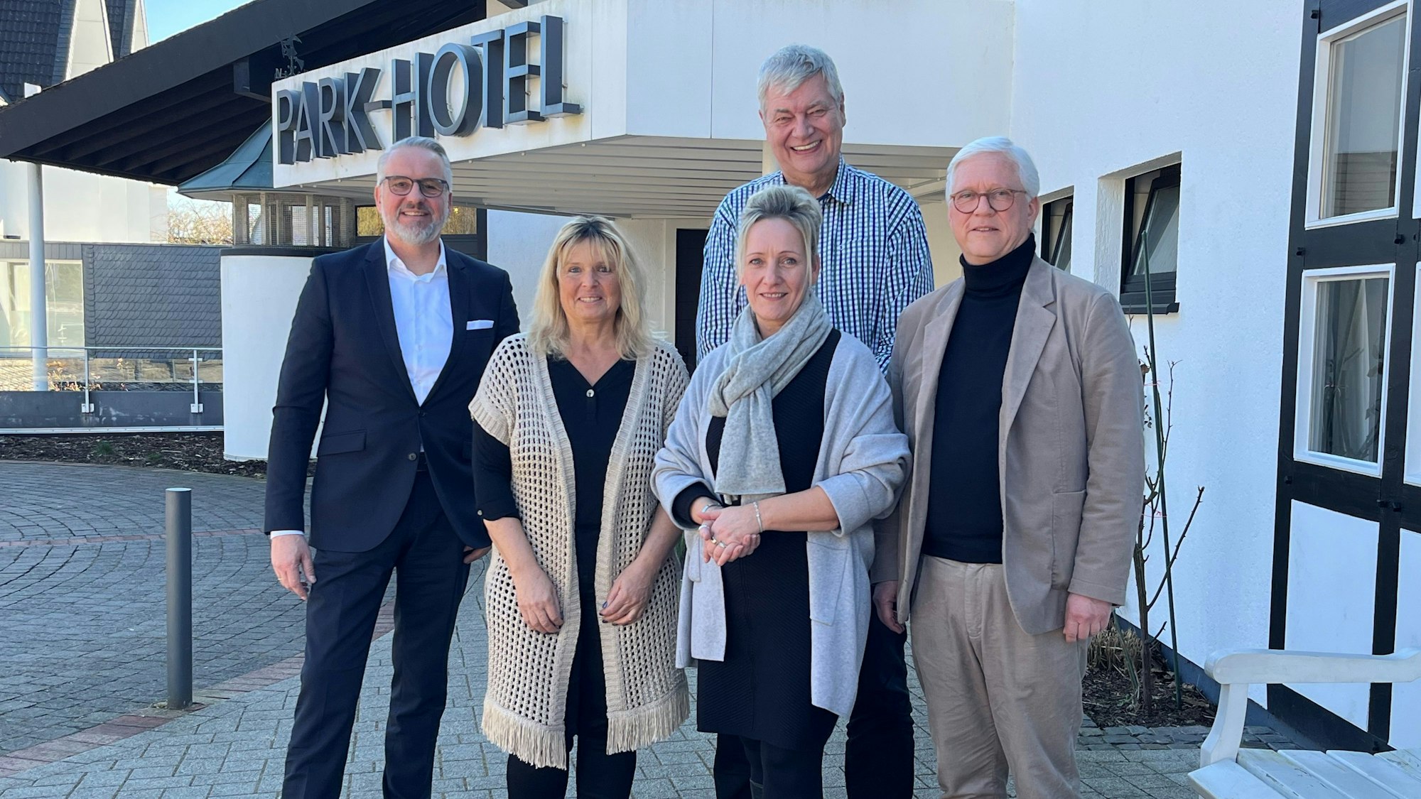 Fünf Personen vor dem Eingang des Parkhotels.