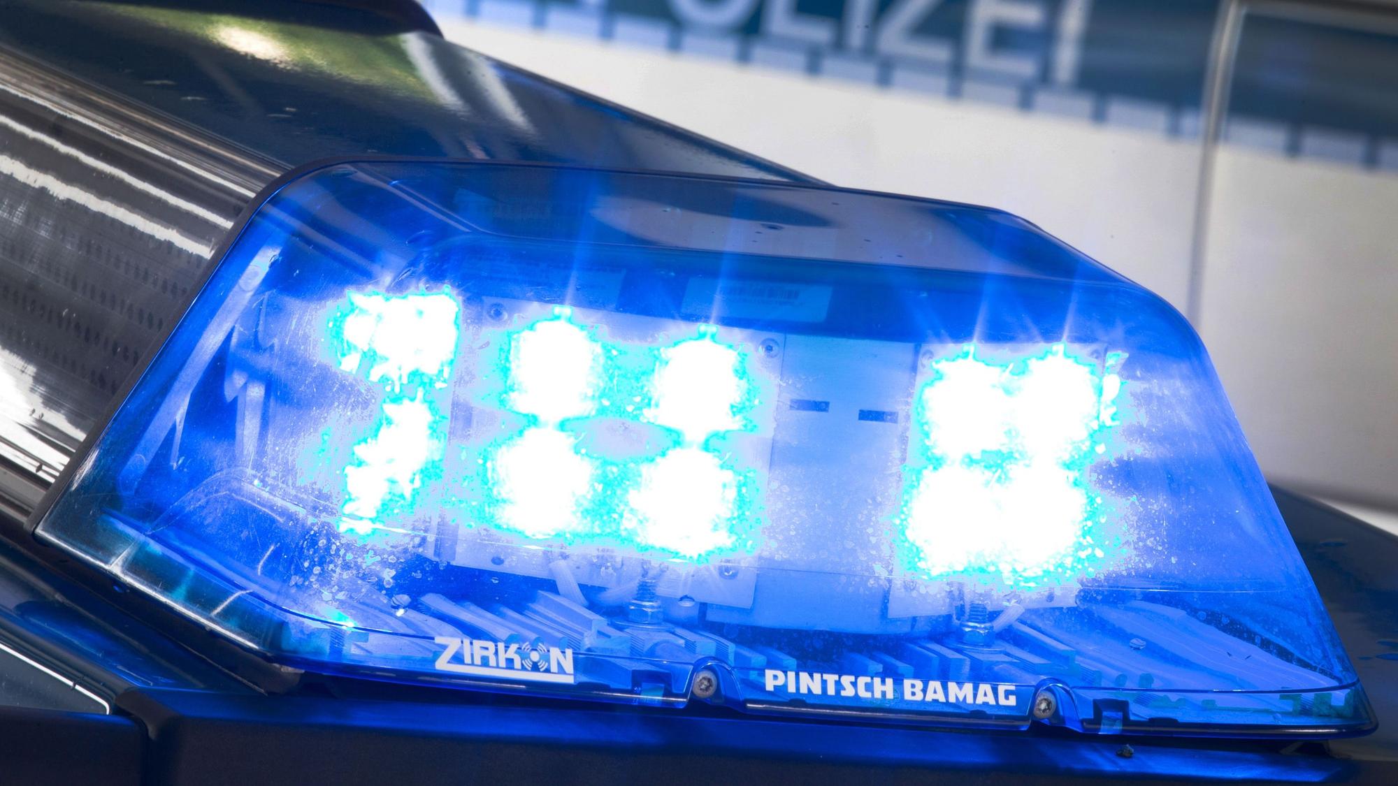 Das Foto zeigt das Blaulicht eines Polizeifahrzeugs.
